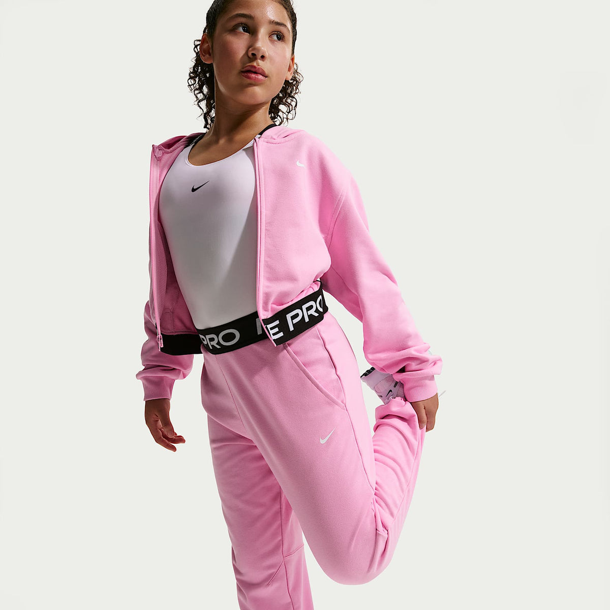 Joggers Dri-FIT para niña talla grande Nike Pro Fleece – Rosa amanecer/Rosa amanecer/Negro/Blanco – vista 4
