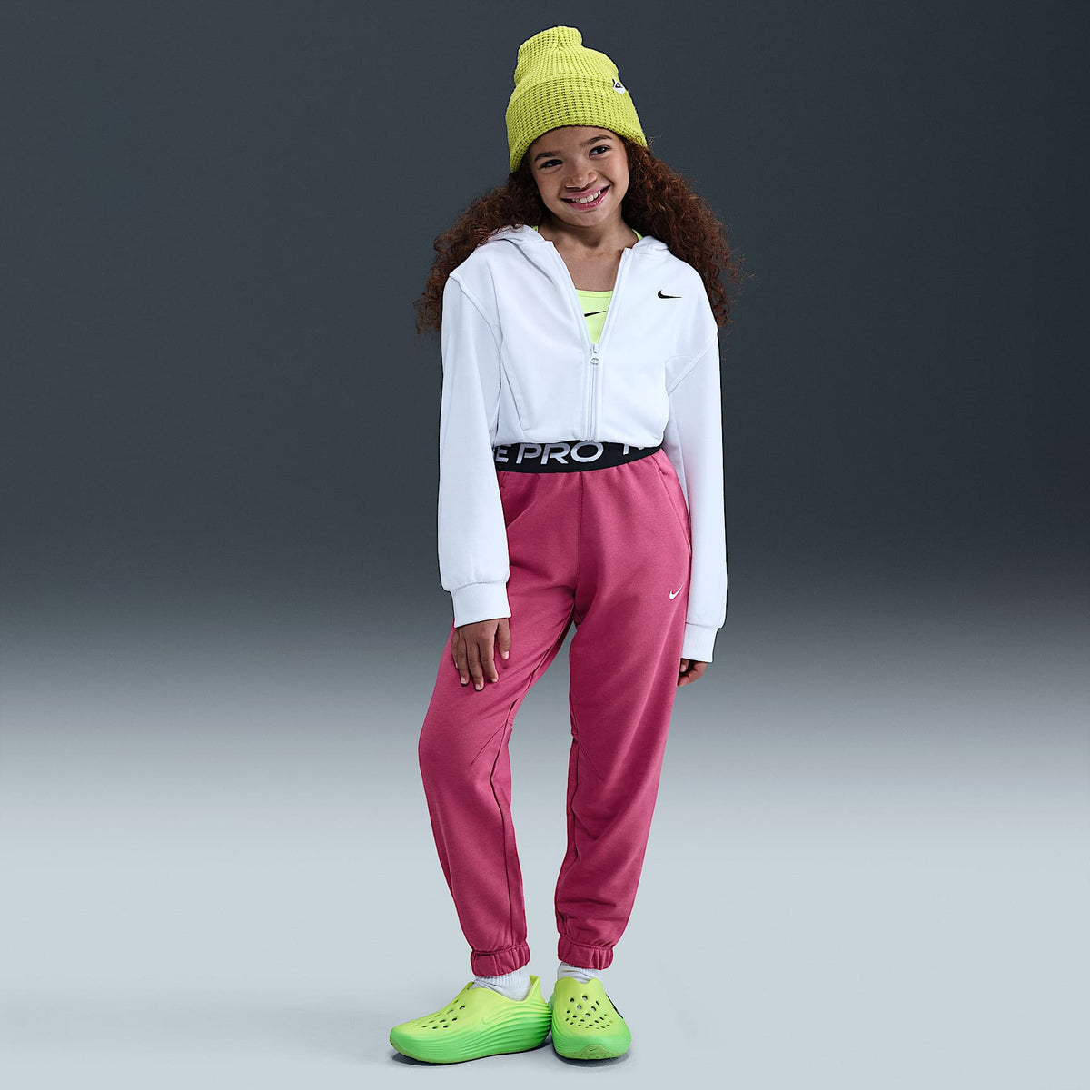 Joggers Dri-FIT para niña talla grande Nike Pro Fleece – Remolacha dulce/Remolacha dulce/Negro/Blanco – vista 1