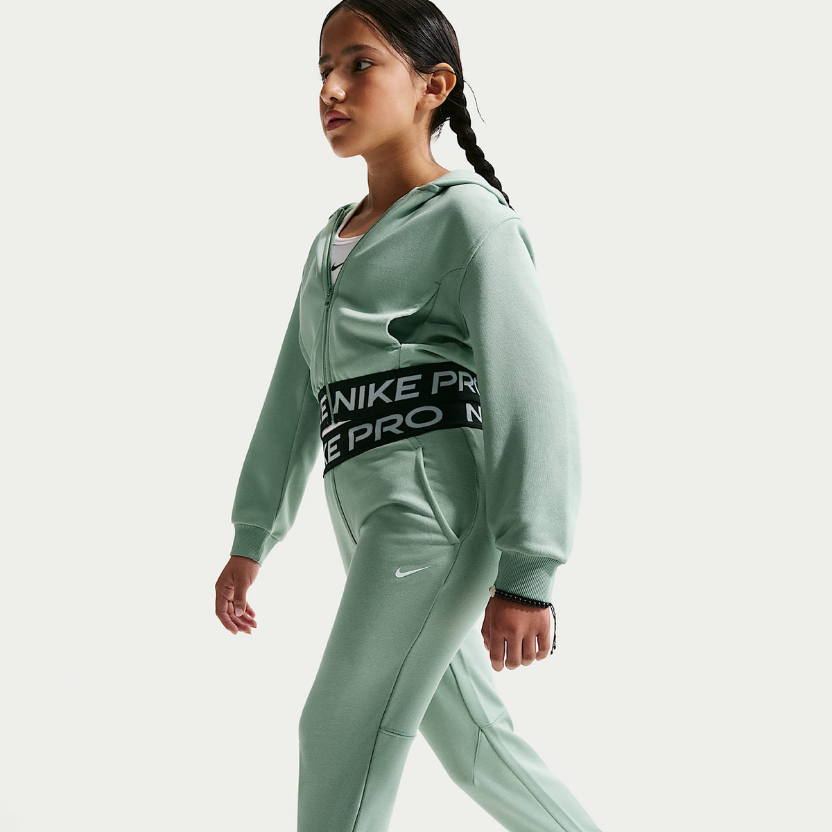 Joggers Dri-FIT para niña talla grande Nike Pro Fleece – Vapor/Vapor/Negro/Blanco – vista 4
