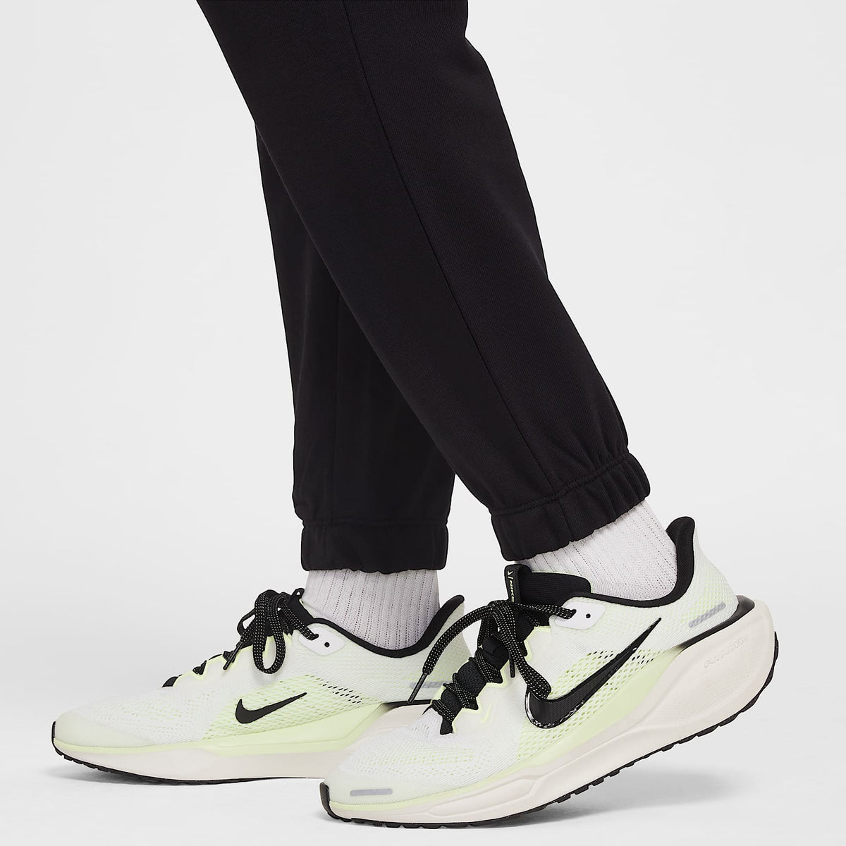 Joggers Dri-FIT para niña talla grande Nike Pro Fleece – Negro/Negro/Violeta platino/Blanco – vista 7