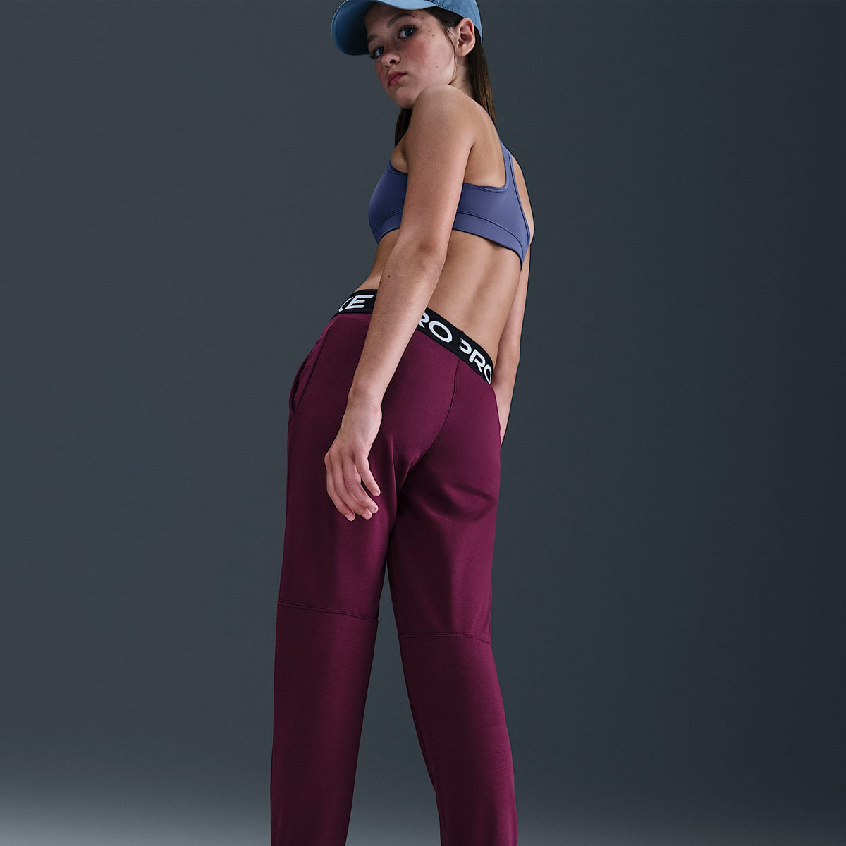 Joggers Dri-FIT para niña talla grande Nike Pro Fleece – Burdeos/Burdeos/Negro/Blanco – vista 3