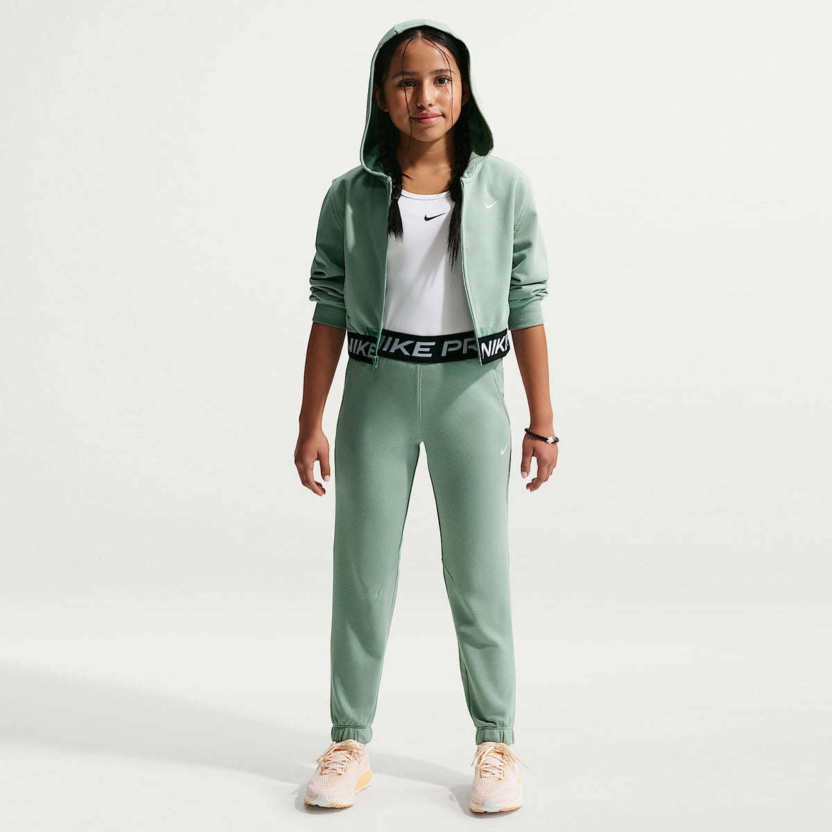Joggers Dri-FIT para niña talla grande Nike Pro Fleece – Vapor/Vapor/Negro/Blanco – vista 1