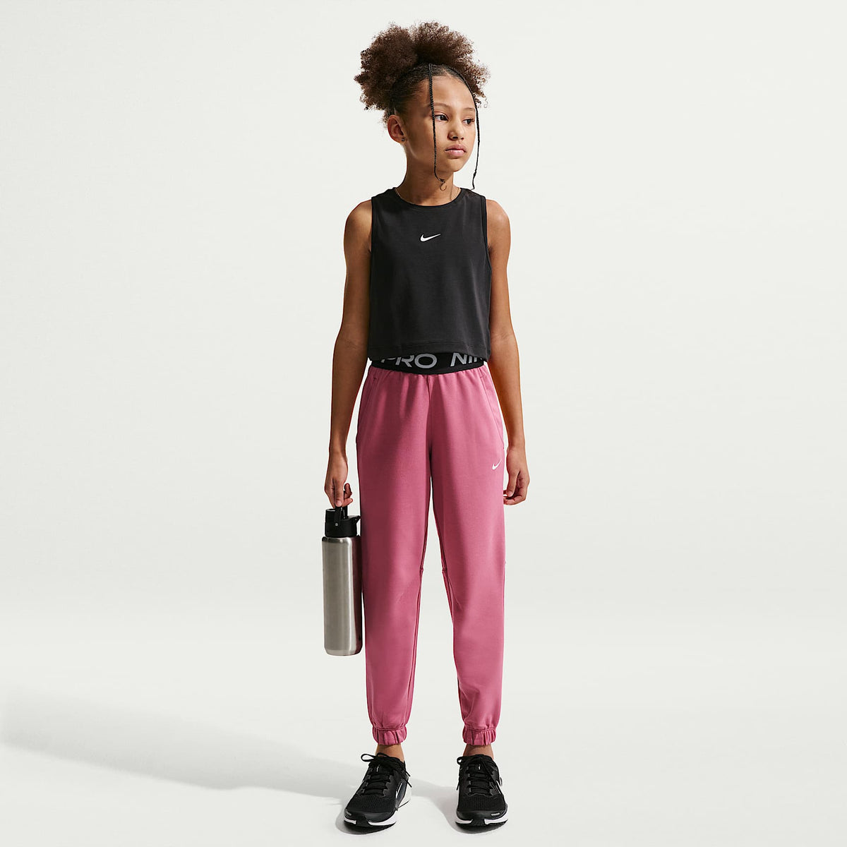 Joggers Dri-FIT para niña talla grande Nike Pro Fleece – Peonía/Peonía/Negro/Blanco – vista 1