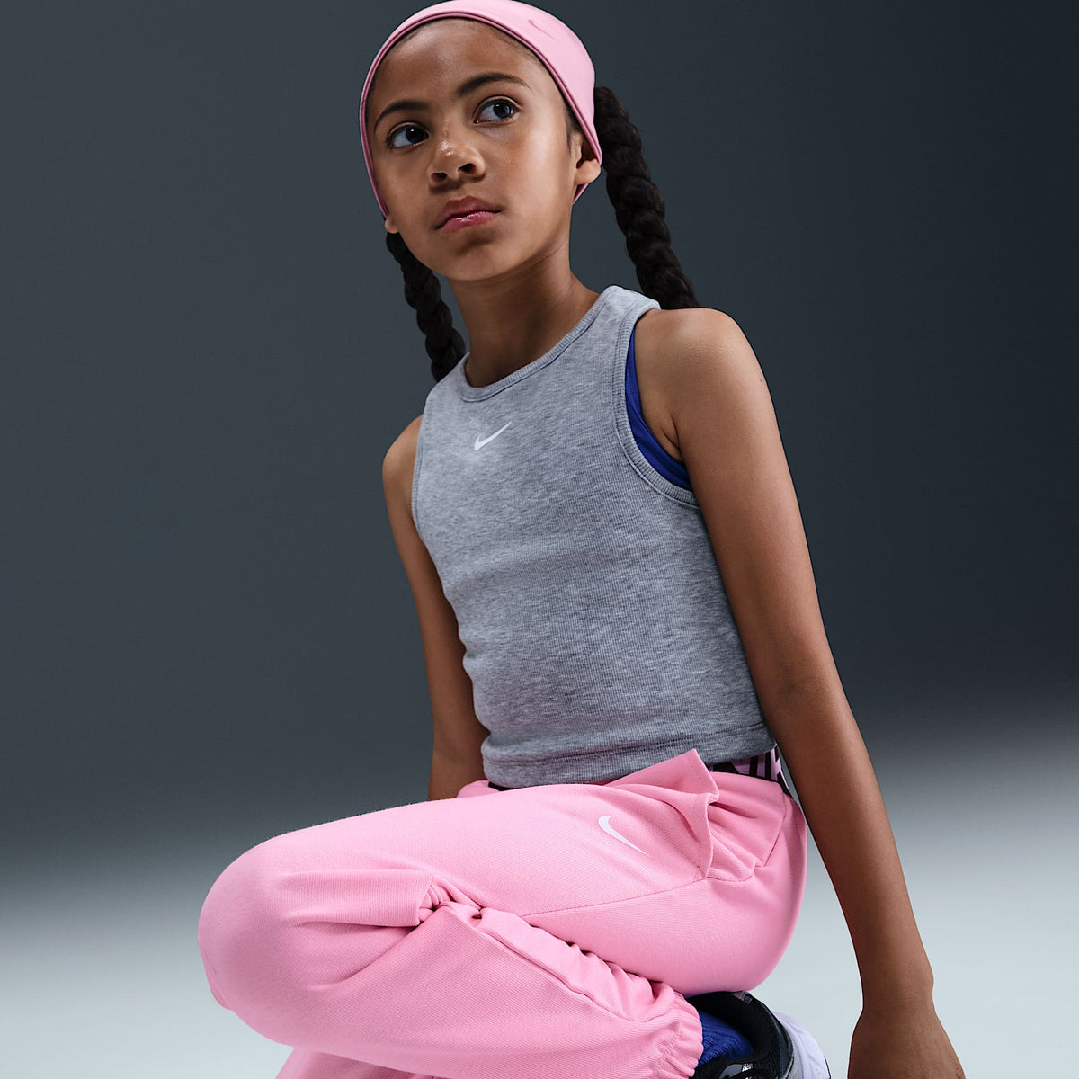 Joggers Dri-FIT para niña talla grande Nike Pro Fleece – Rosa suave medio/Rosa suave medio/Negro/Blanco – vista 5