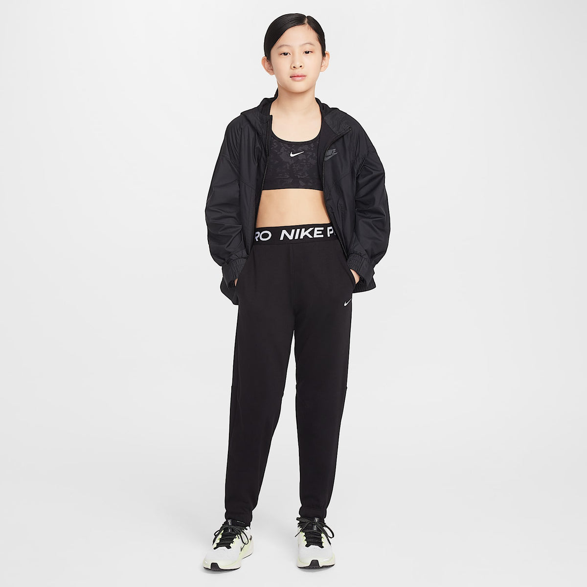 Joggers Dri-FIT para niña talla grande Nike Pro Fleece – Negro/Negro/Negro/Blanco – vista 7