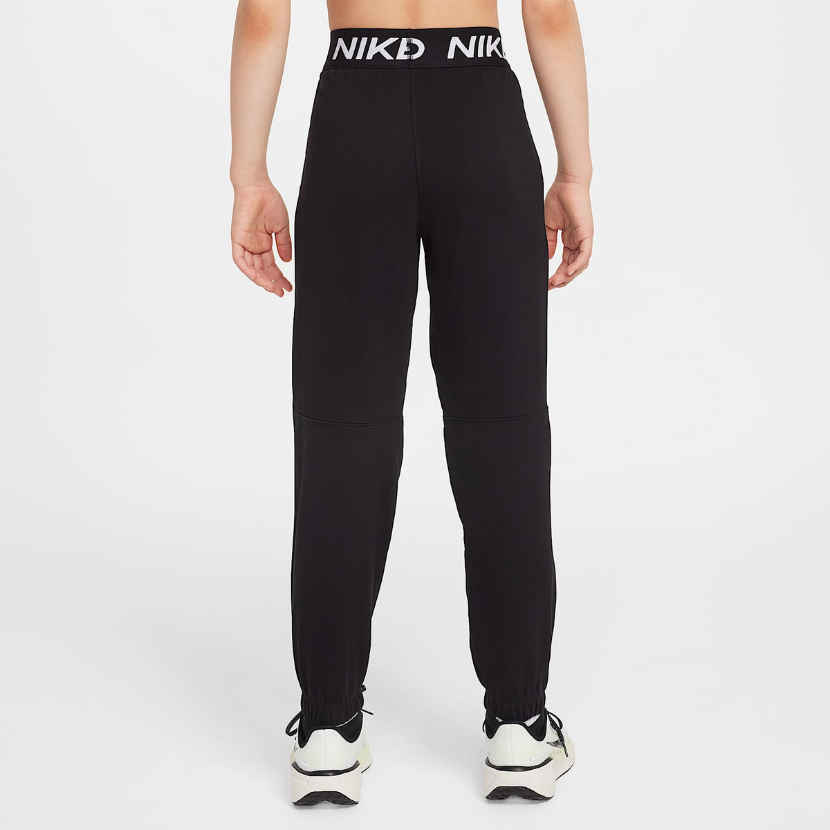 Joggers Dri-FIT para niña talla grande Nike Pro Fleece – Negro/Negro/Negro/Blanco – vista 2