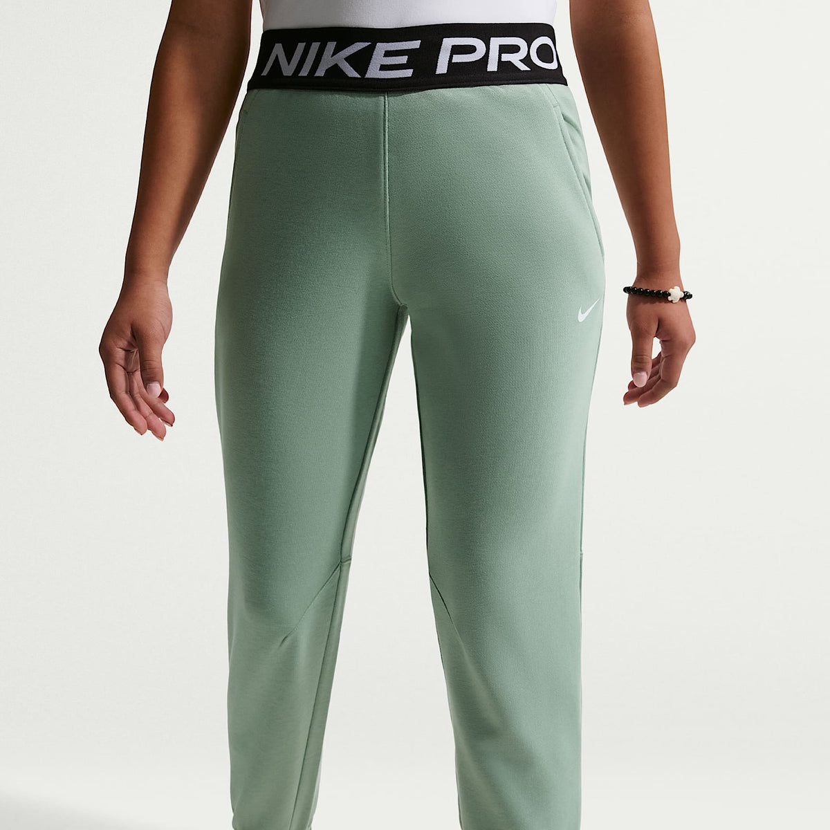 Joggers Dri-FIT para niña talla grande Nike Pro Fleece – Vapor/Vapor/Negro/Blanco – vista 2