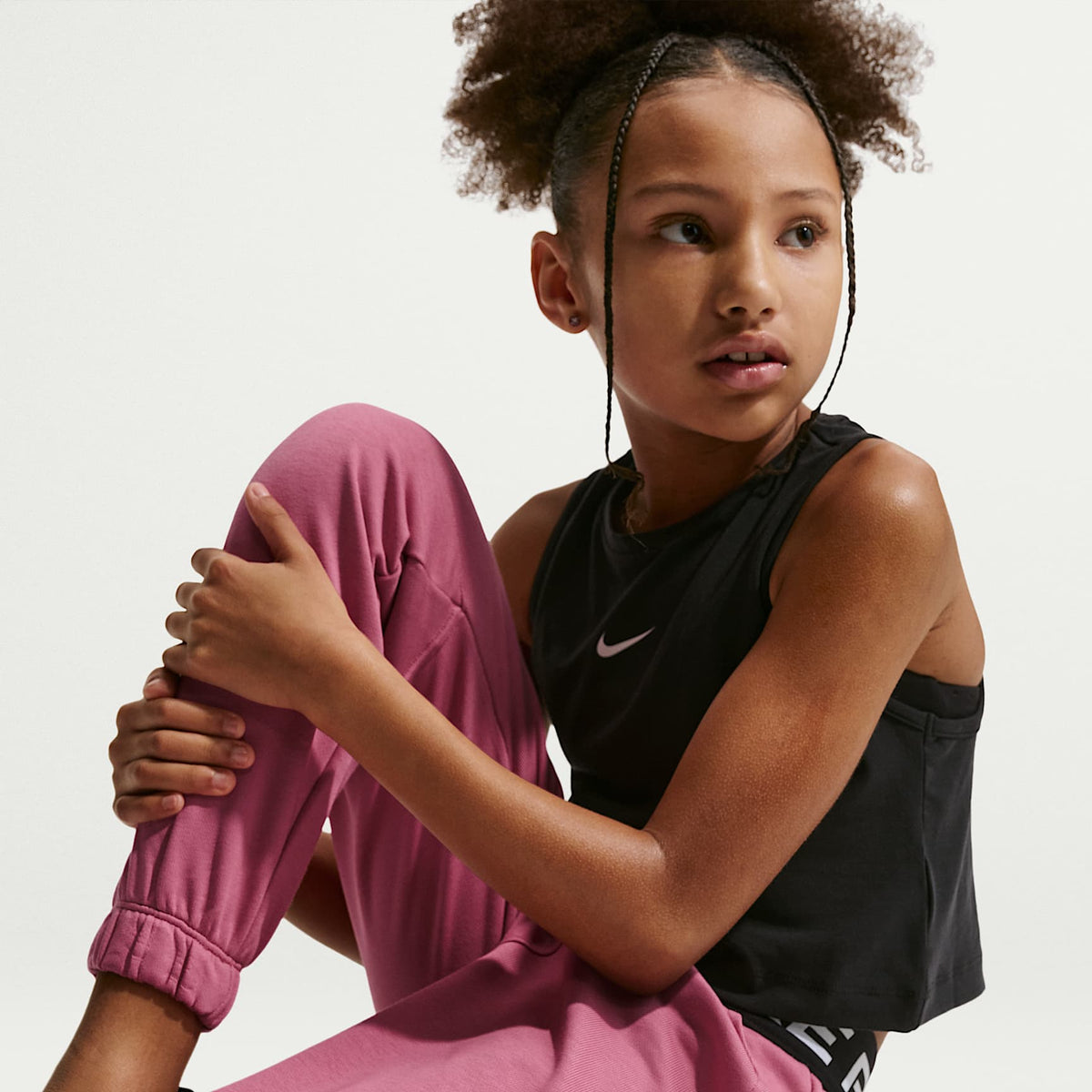 Joggers Dri-FIT para niña talla grande Nike Pro Fleece – Peonía/Peonía/Negro/Blanco – vista 4