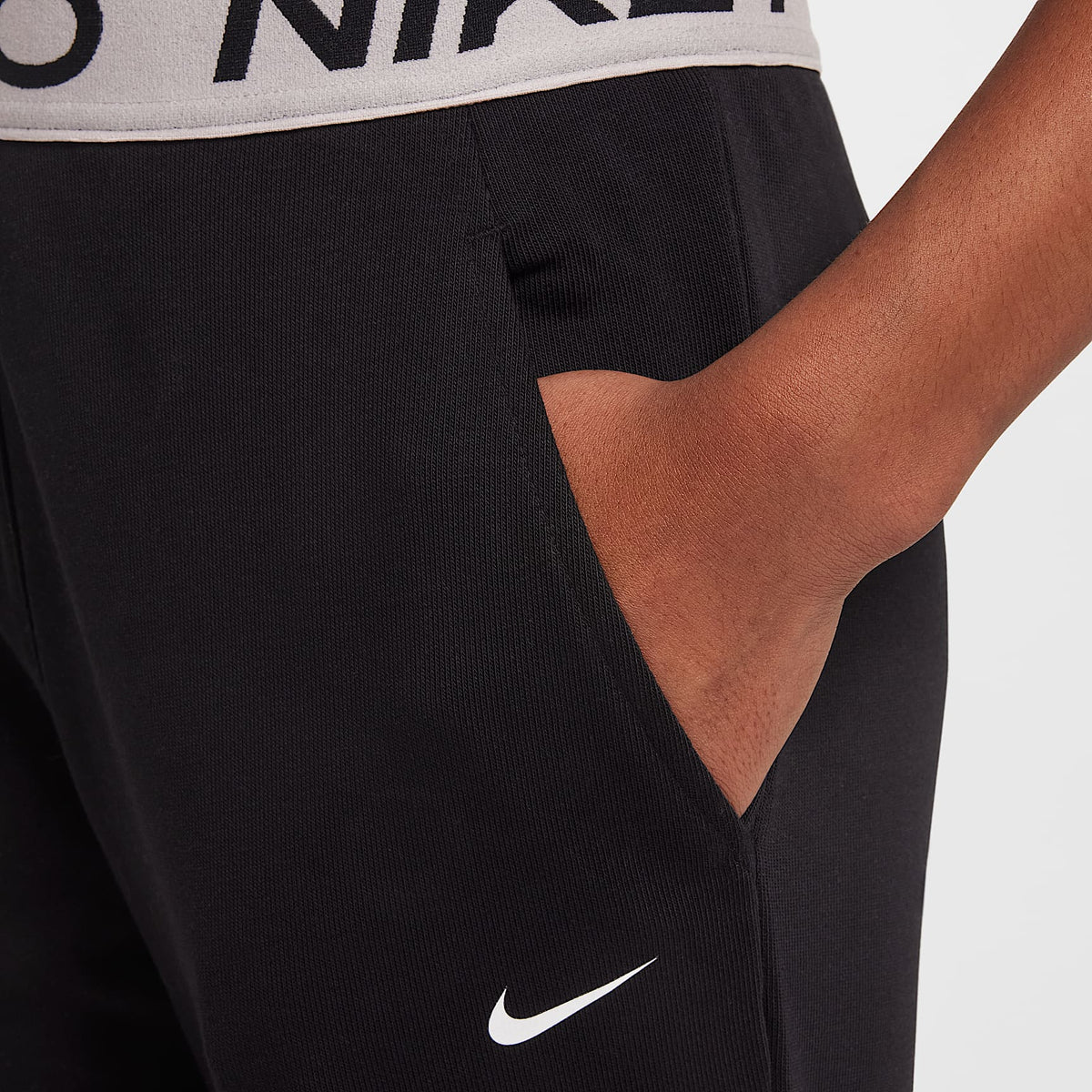 Joggers Dri-FIT para niña talla grande Nike Pro Fleece – Negro/Negro/Violeta platino/Blanco – vista 4