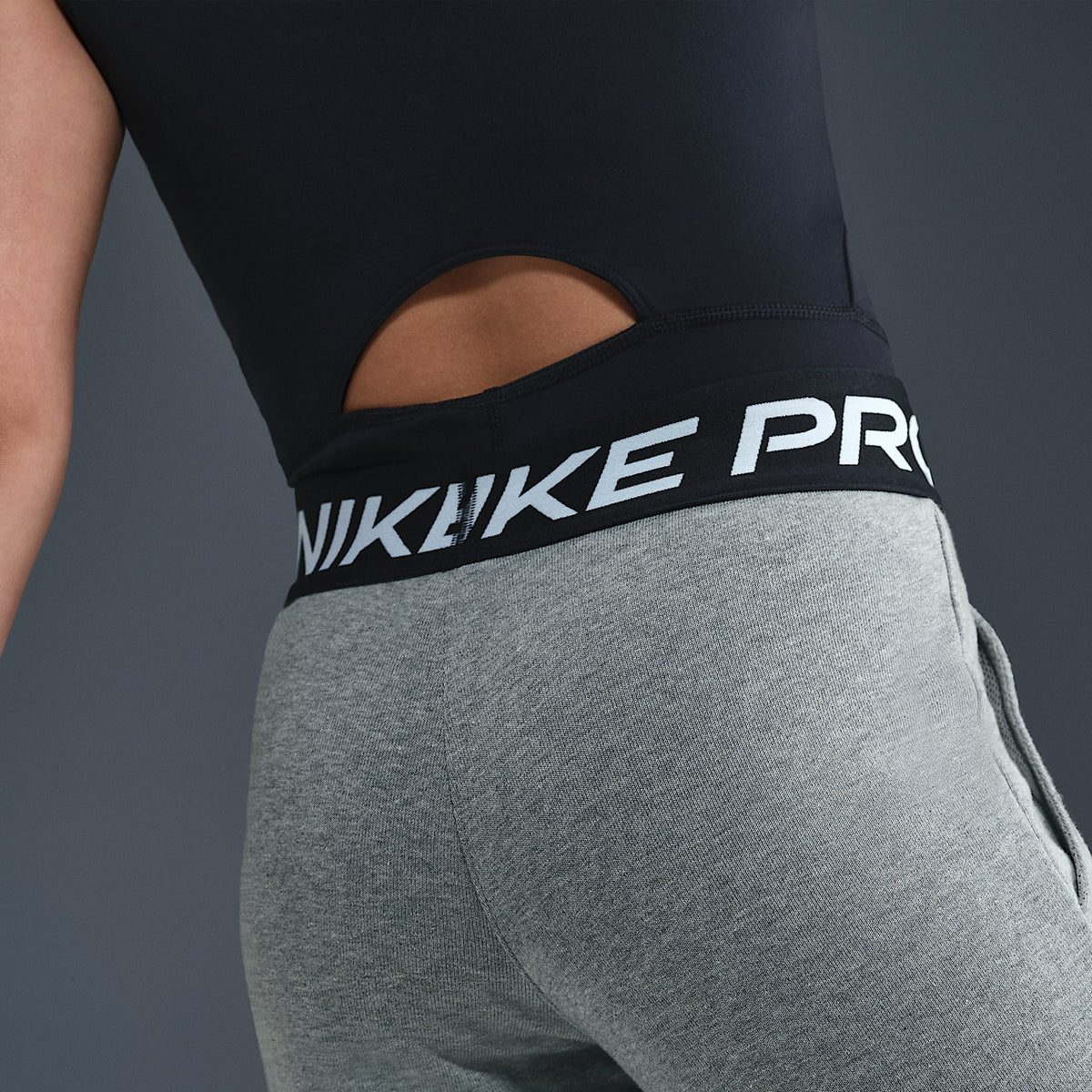 Joggers Dri-FIT para niña talla grande Nike Pro Fleece – Carbono jaspeado/Gris acero oscuro/Negro/Blanco – vista 3