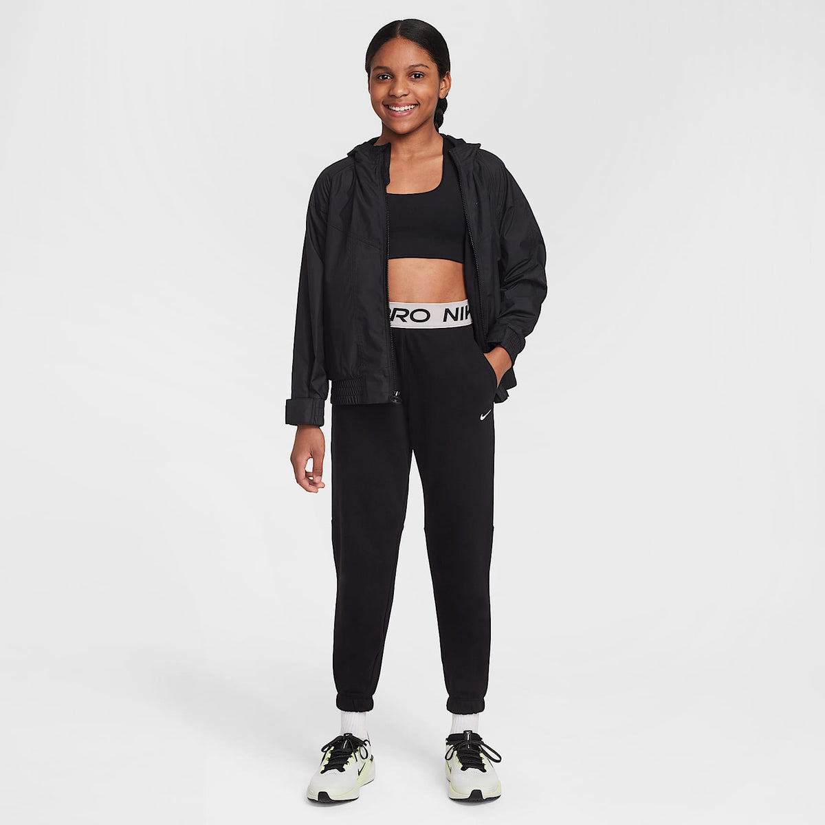 Joggers Dri-FIT para niña talla grande Nike Pro Fleece – Negro/Negro/Violeta platino/Blanco – vista 8
