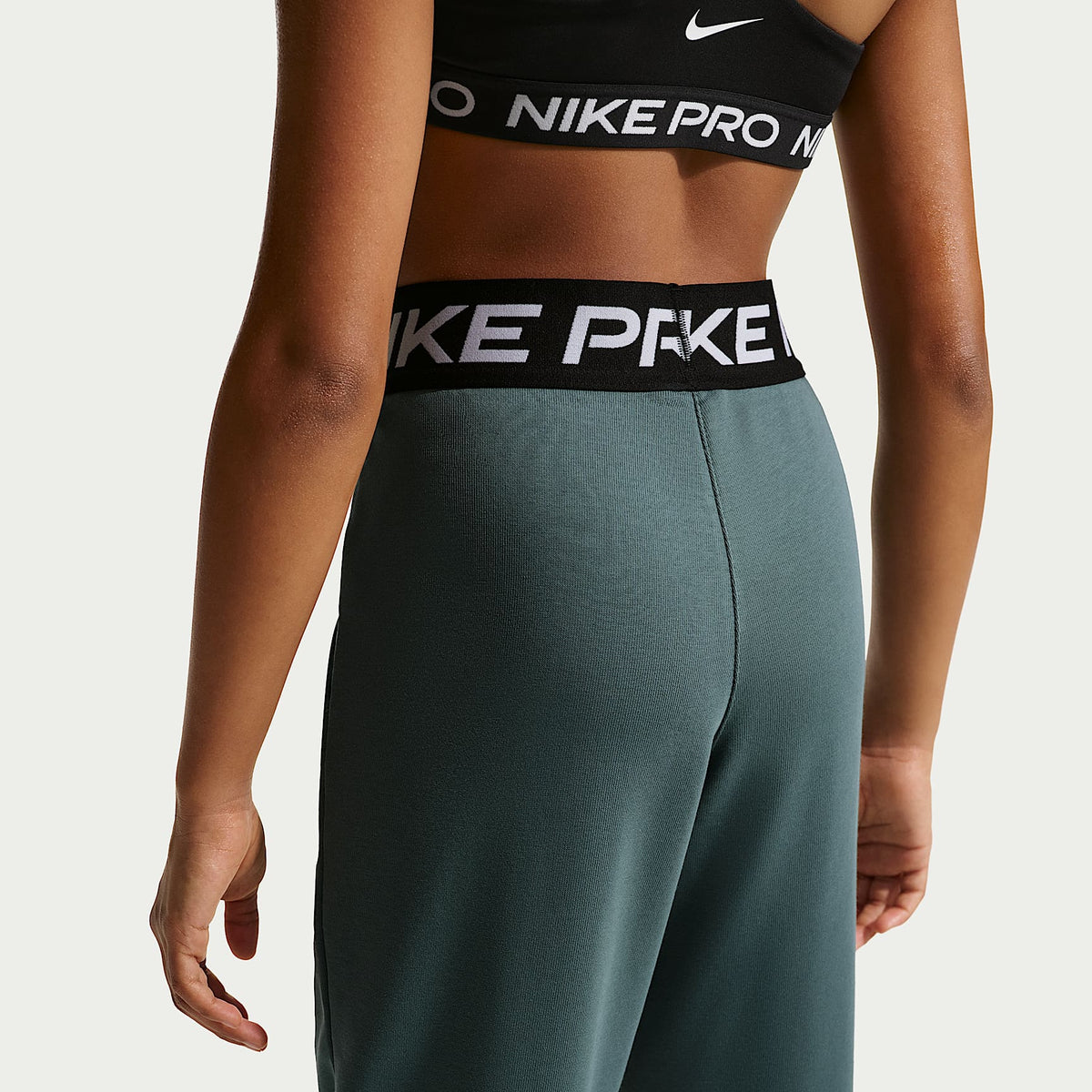 Joggers Dri-FIT para niña talla grande Nike Pro Fleece – Pizarra mineral/Pizarra mineral/Negro/Blanco – vista 3
