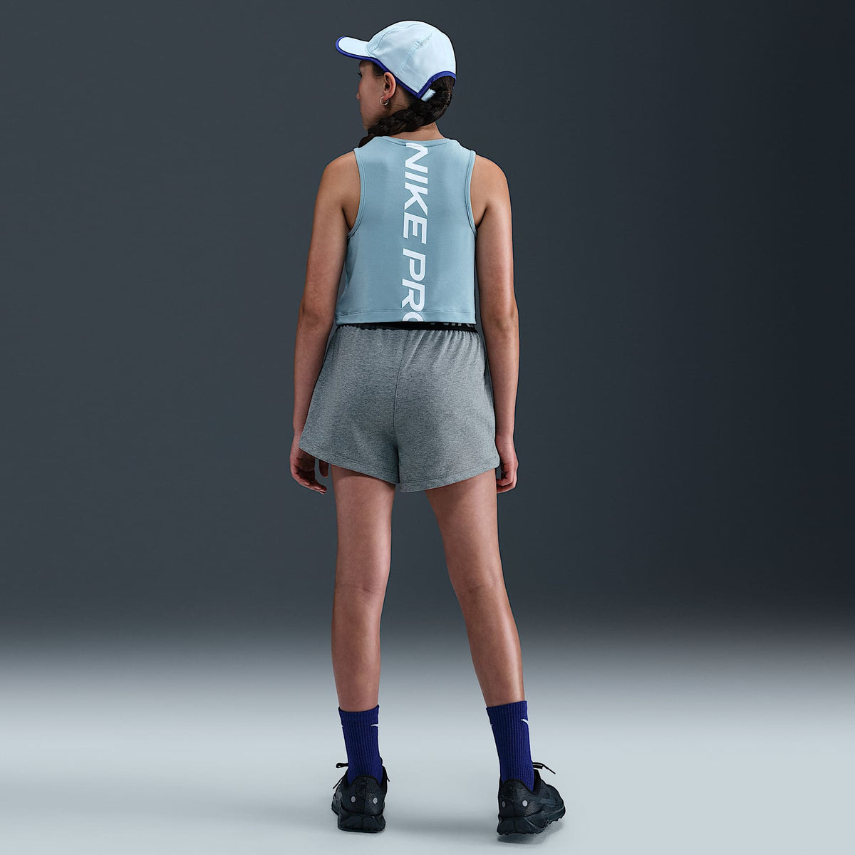 Shorts Dri-FIT para niña talla grande Nike Pro Fleece – Carbono jaspeado/Gris acero oscuro/Negro/Blanco – vista 4