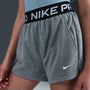 Shorts Dri-FIT para niña talla grande Nike Pro Fleece – Carbono jaspeado/Gris acero oscuro/Negro/Blanco – vista 2