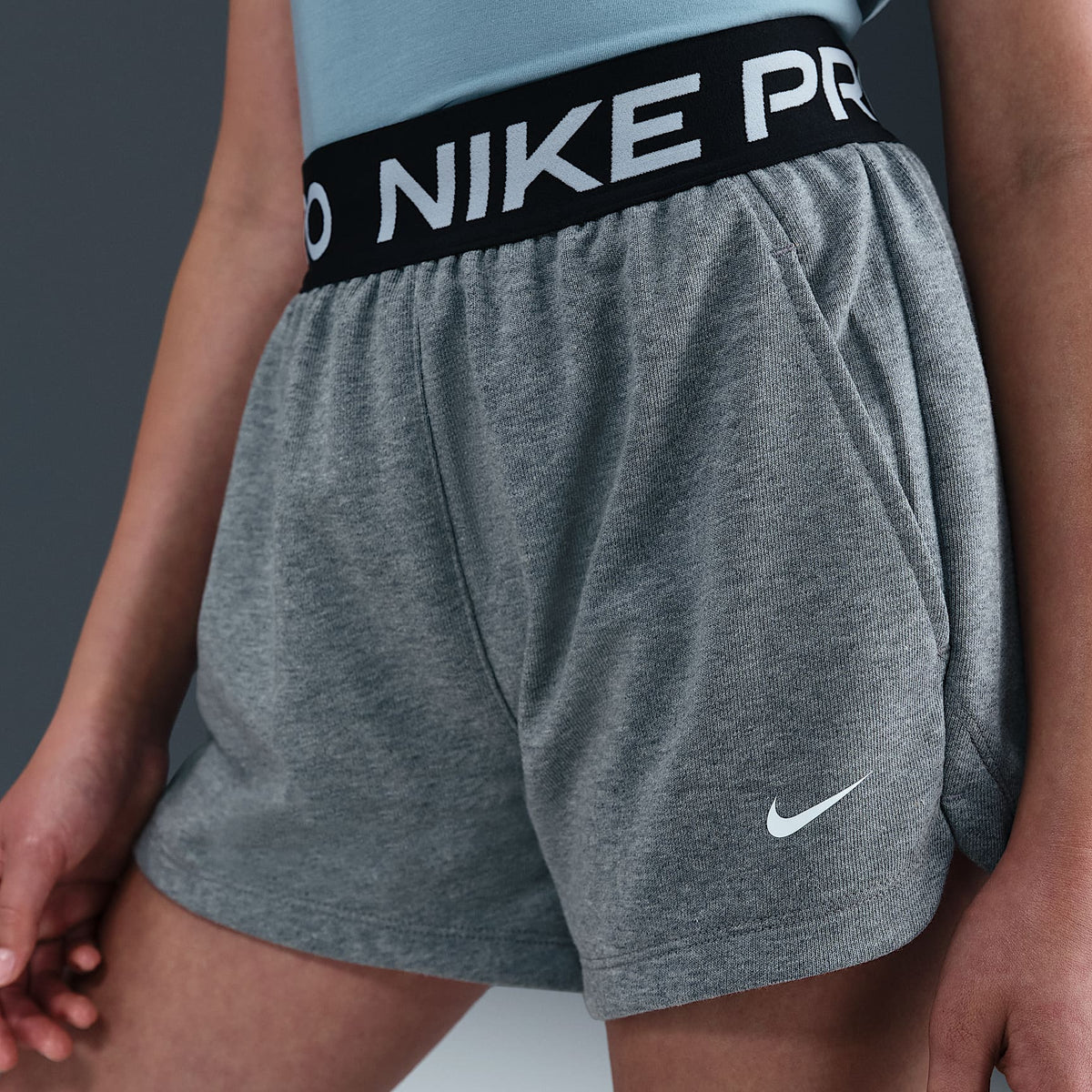 Shorts Dri-FIT para niña talla grande Nike Pro Fleece – Carbono jaspeado/Gris acero oscuro/Negro/Blanco – vista 2