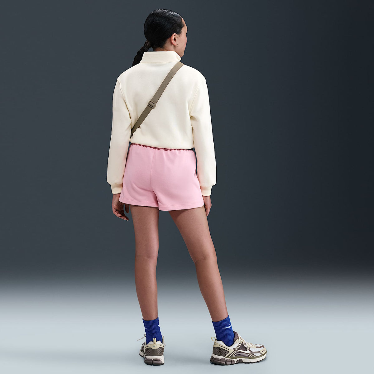 Shorts Dri-FIT para niña talla grande Nike Pro Fleece – Rosa suave medio/Rosa suave medio/Negro/Blanco – vista 4