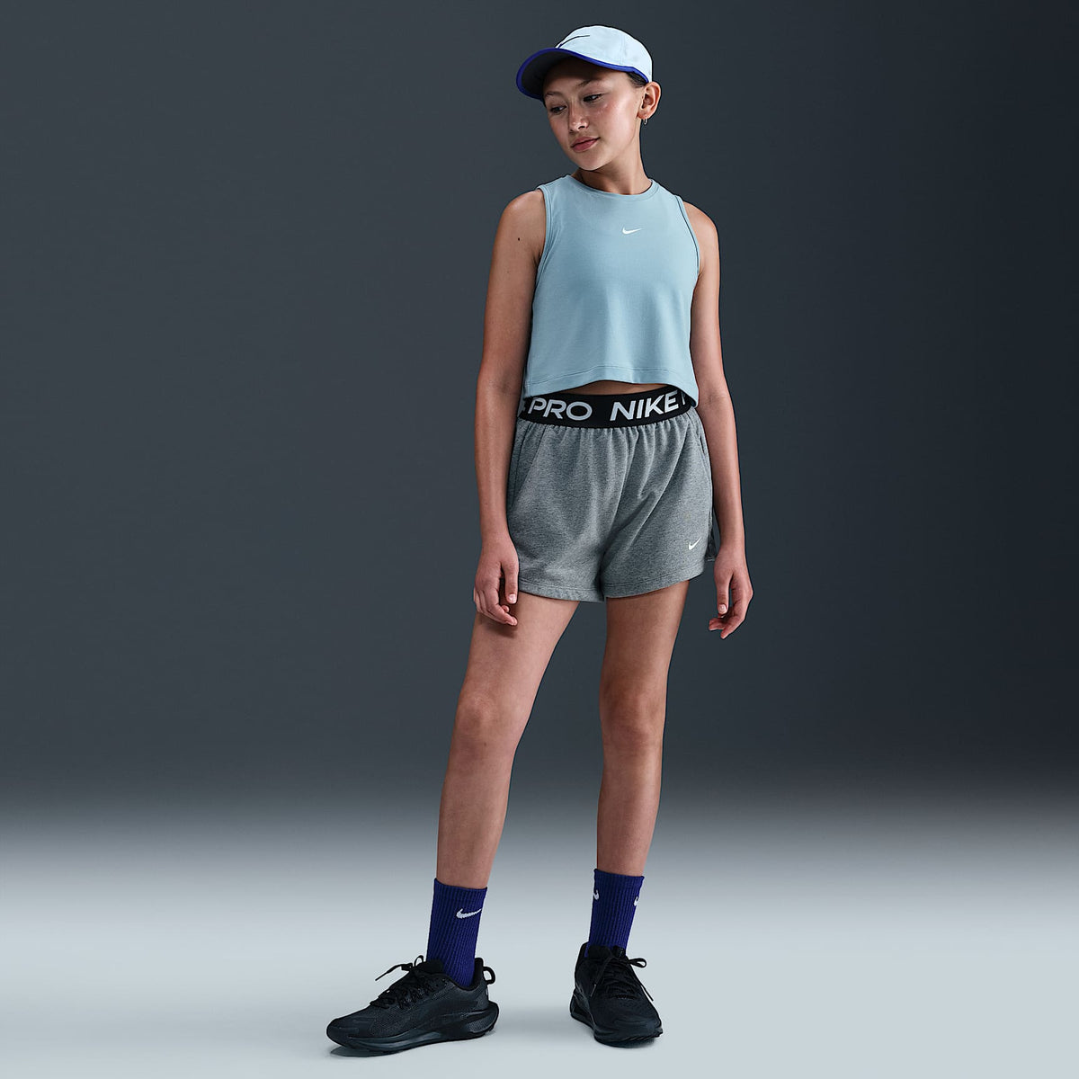 Shorts Dri-FIT para niña talla grande Nike Pro Fleece – Carbono jaspeado/Gris acero oscuro/Negro/Blanco – vista 1
