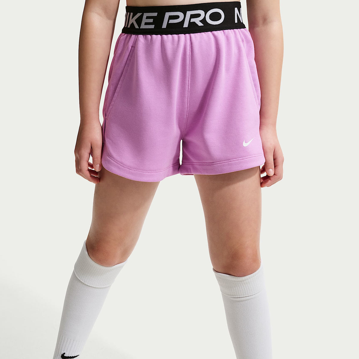 Shorts Dri-FIT para niña talla grande Nike Pro Fleece – Magenta claro/Magenta claro/Negro/Blanco – vista 2