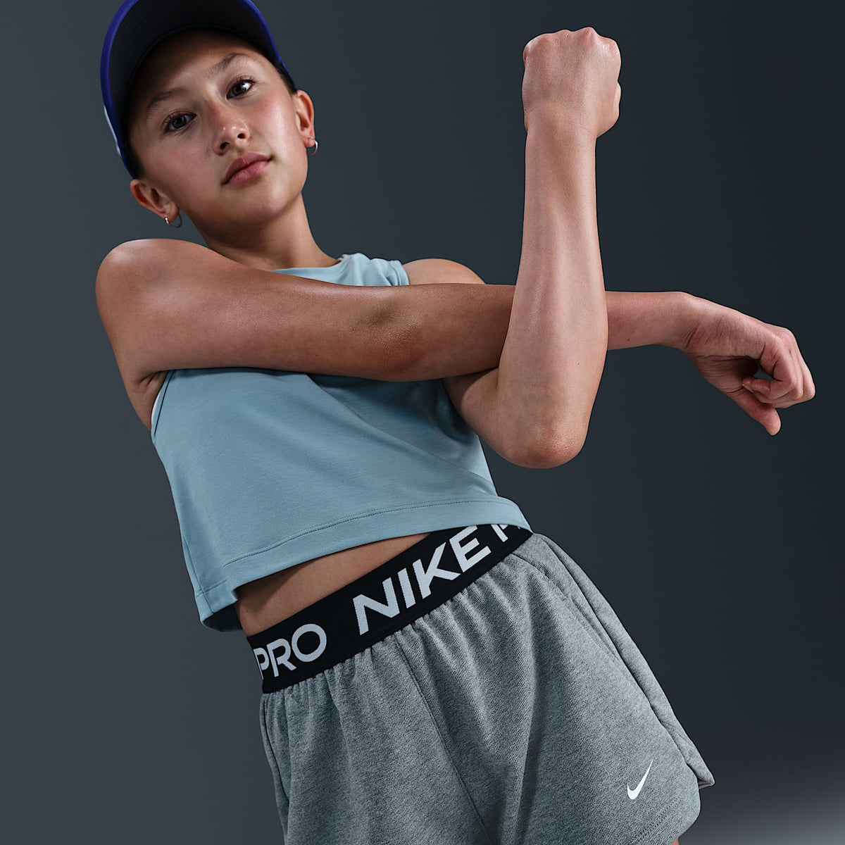 Shorts Dri-FIT para niña talla grande Nike Pro Fleece – Carbono jaspeado/Gris acero oscuro/Negro/Blanco – vista 5