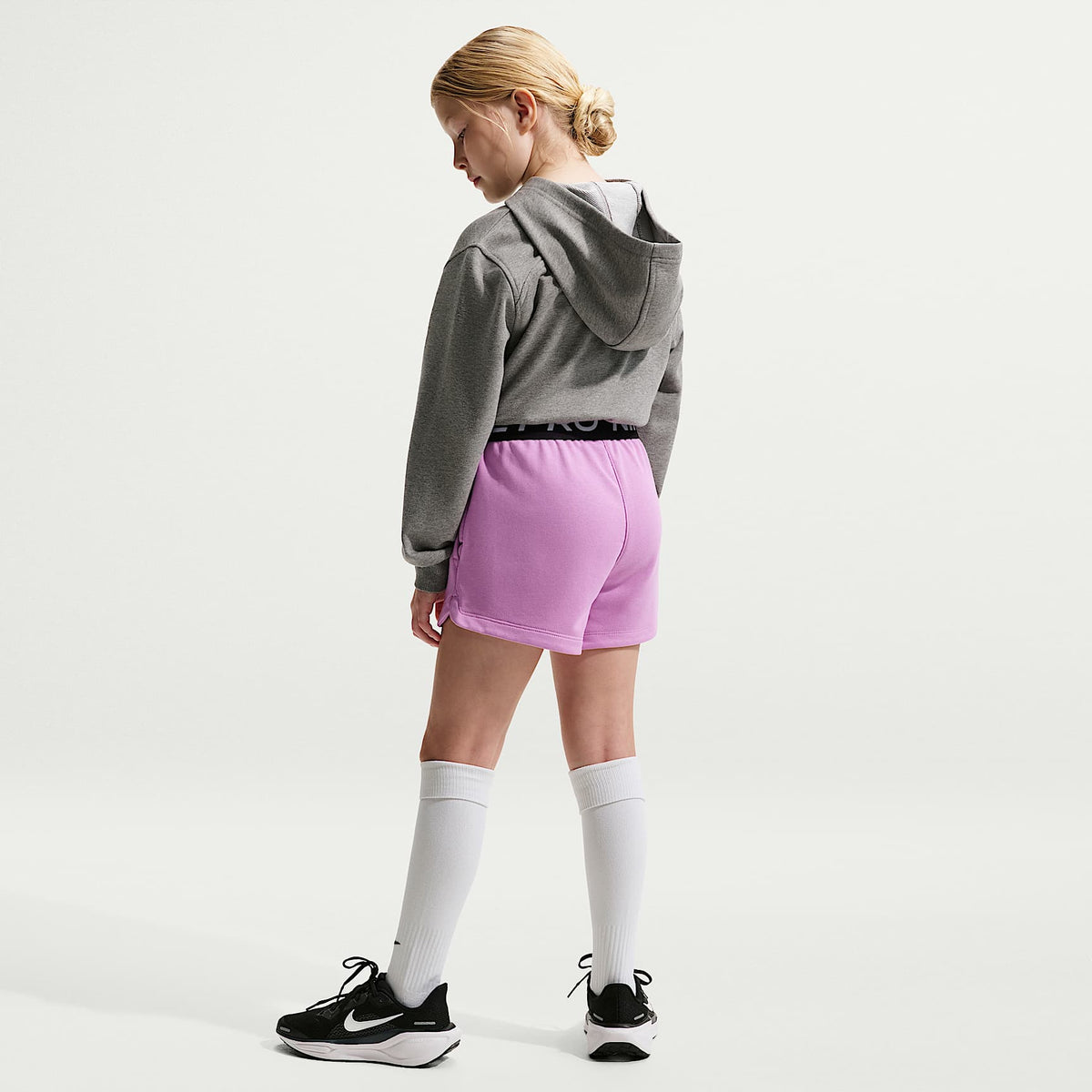 Shorts Dri-FIT para niña talla grande Nike Pro Fleece – Magenta claro/Magenta claro/Negro/Blanco – vista 5