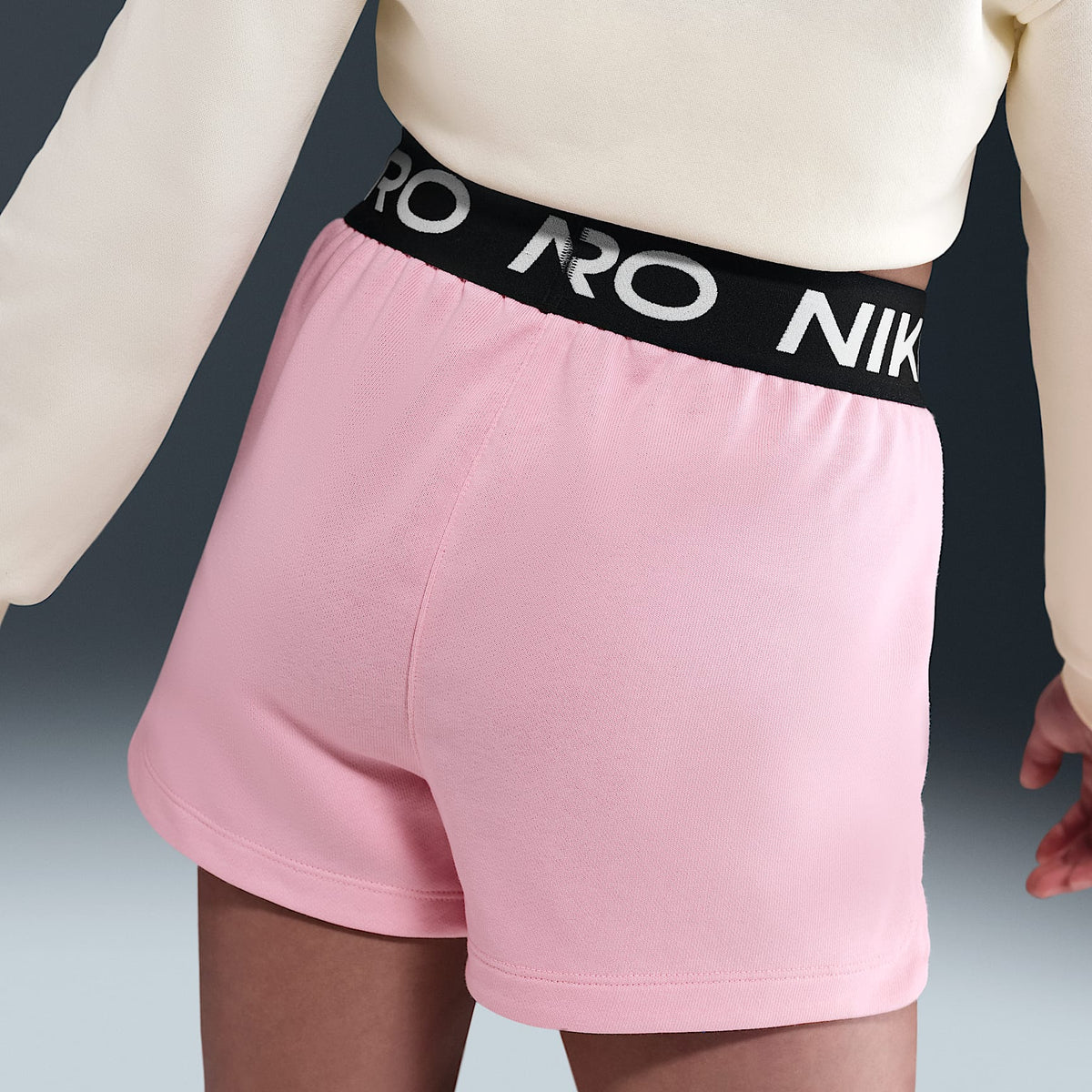 Shorts Dri-FIT para niña talla grande Nike Pro Fleece – Rosa suave medio/Rosa suave medio/Negro/Blanco – vista 3