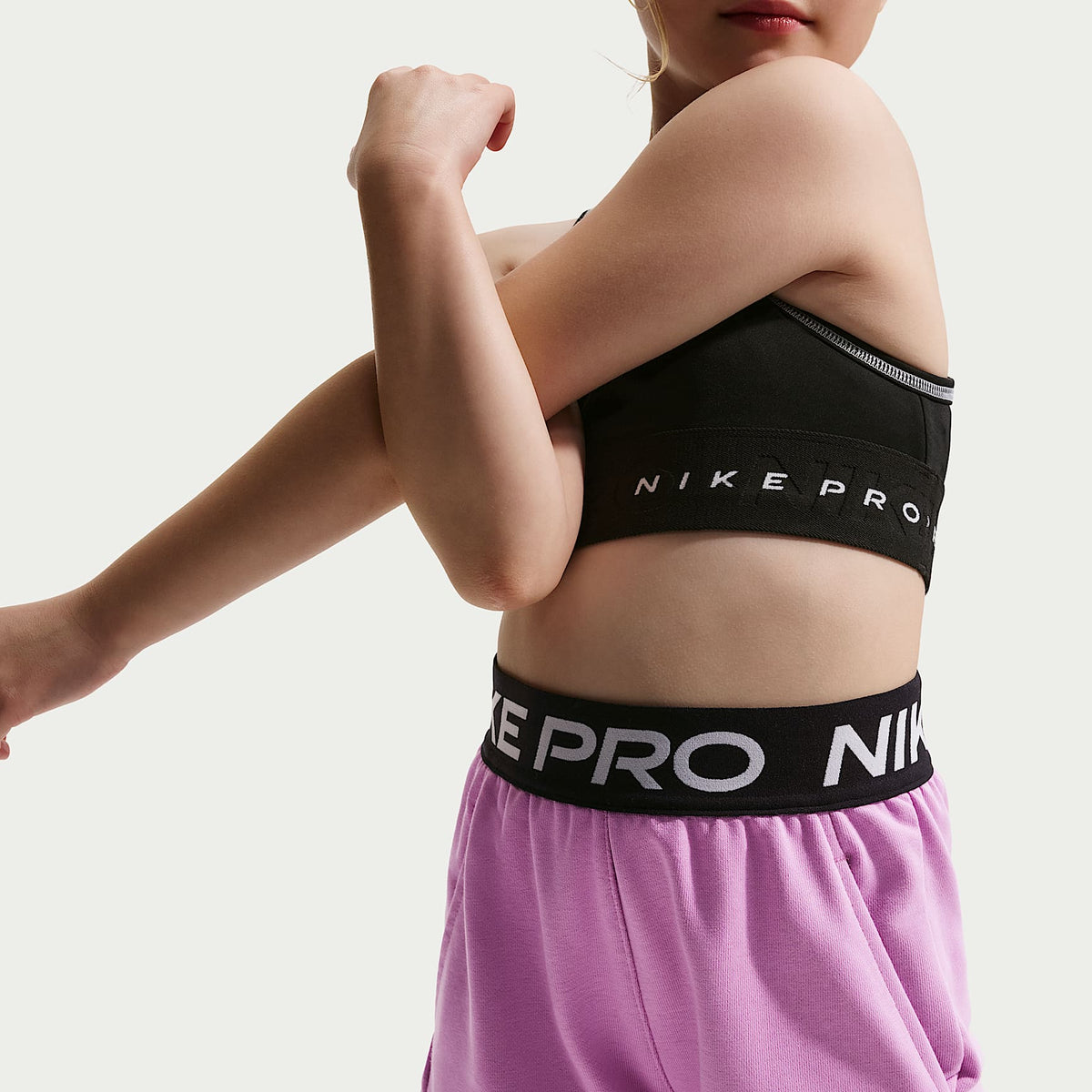 Shorts Dri-FIT para niña talla grande Nike Pro Fleece – Magenta claro/Magenta claro/Negro/Blanco – vista 4