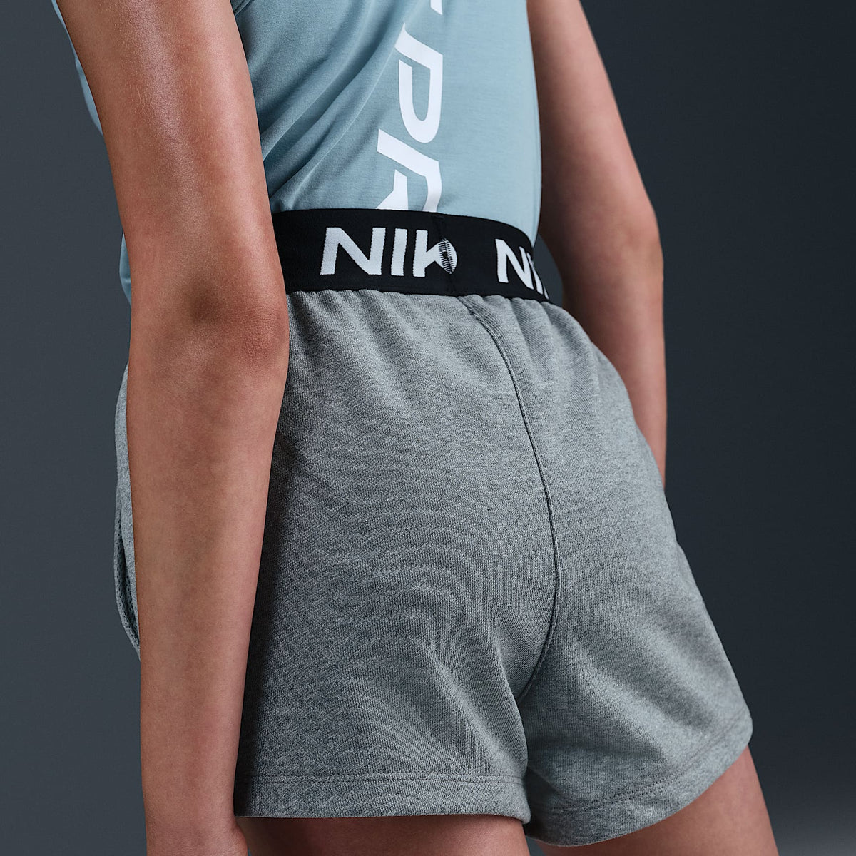 Shorts Dri-FIT para niña talla grande Nike Pro Fleece – Carbono jaspeado/Gris acero oscuro/Negro/Blanco – vista 3
