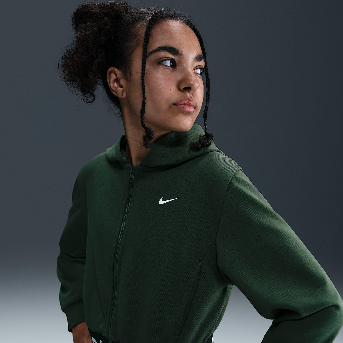 Sudadera con gorro Dri-FIT de cierre completo para niña talla grande Nike Pro Fleece – Abeto/Abeto/Negro/Blanco – vista 1