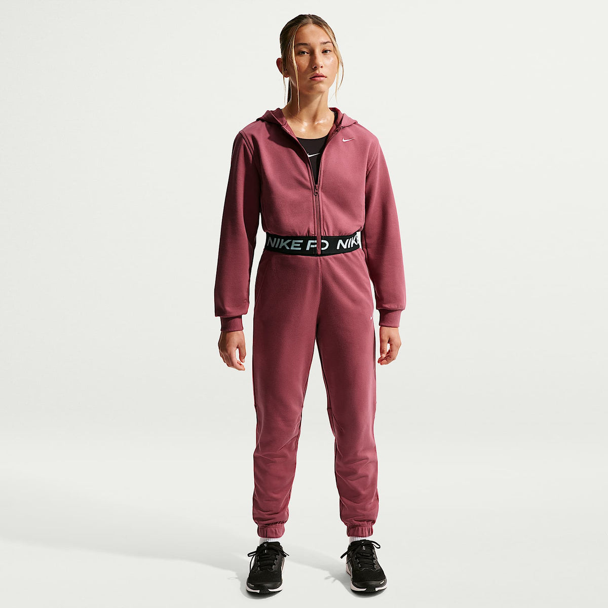 Sudadera con gorro Dri-FIT de cierre completo para niña talla grande Nike Pro Fleece – Rosa humo/Rosa humo/Negro/Blanco – vista 4