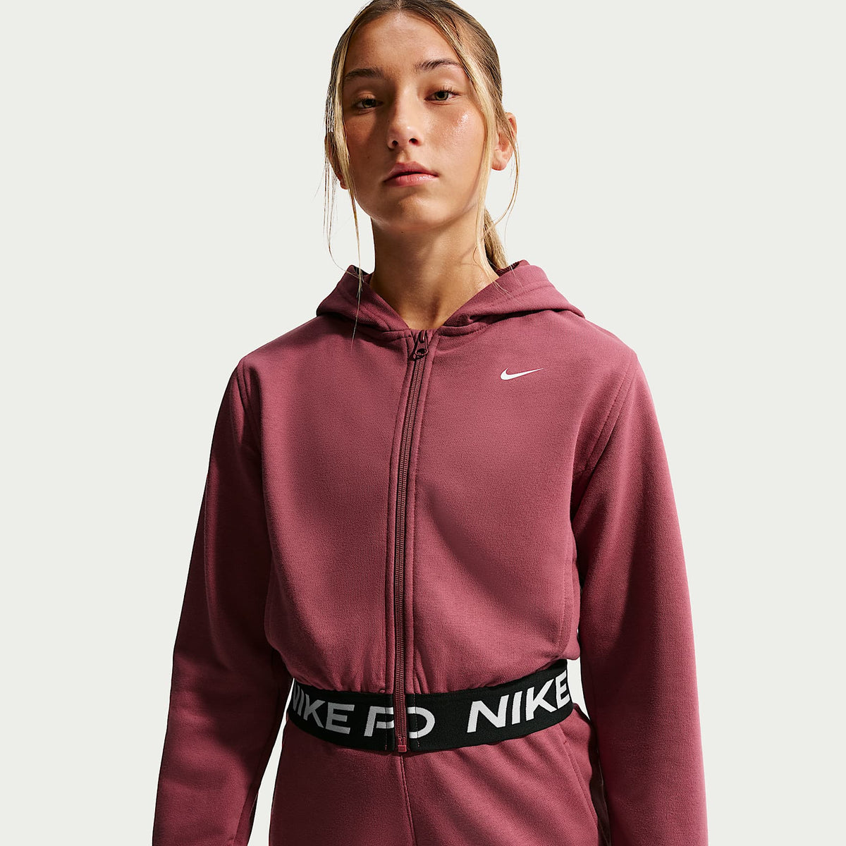 Sudadera con gorro Dri-FIT de cierre completo para niña talla grande Nike Pro Fleece – Rosa humo/Rosa humo/Negro/Blanco – vista 1