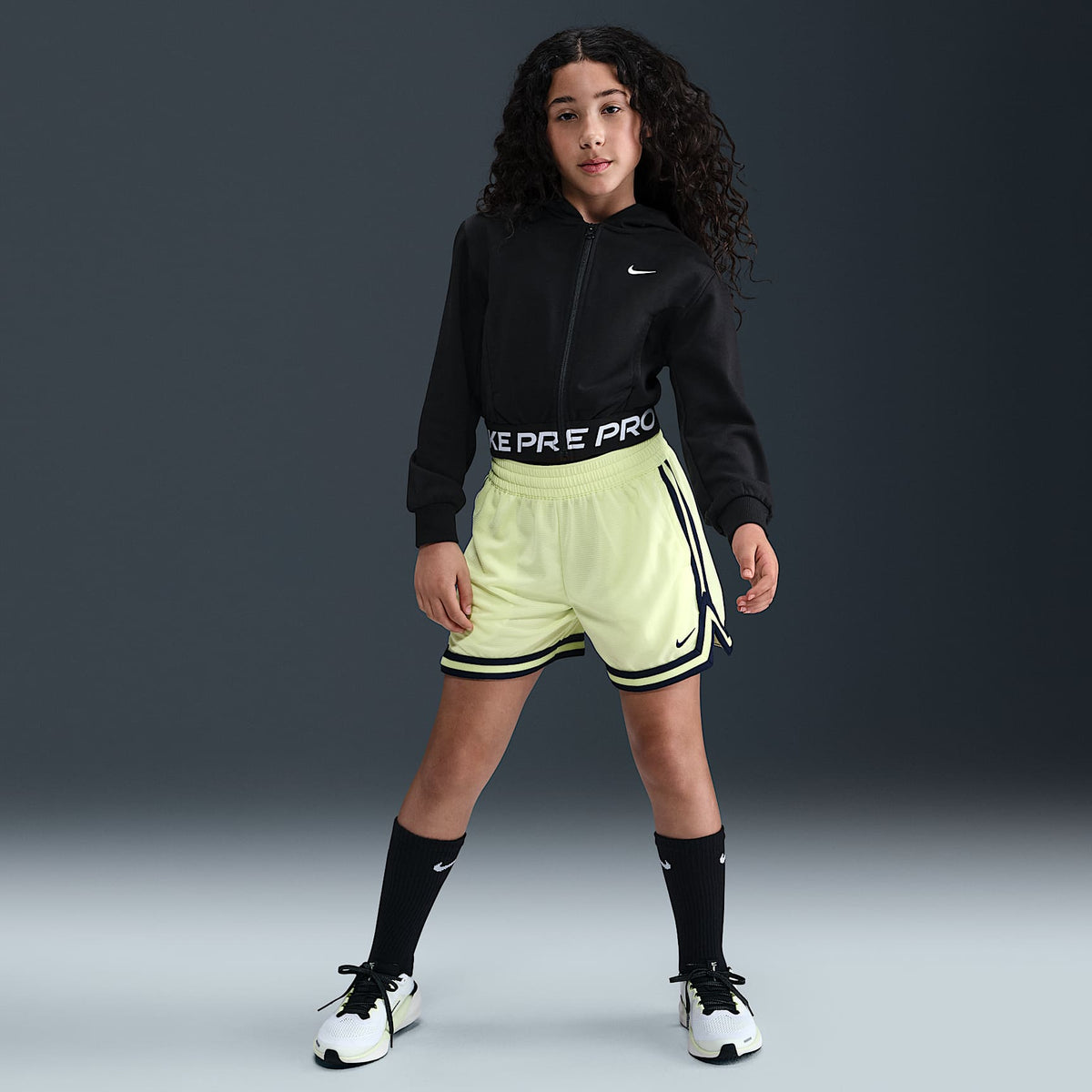 Sudadera con gorro Dri-FIT de cierre completo para niña talla grande Nike Pro Fleece – Negro/Negro/Negro/Blanco – vista 4
