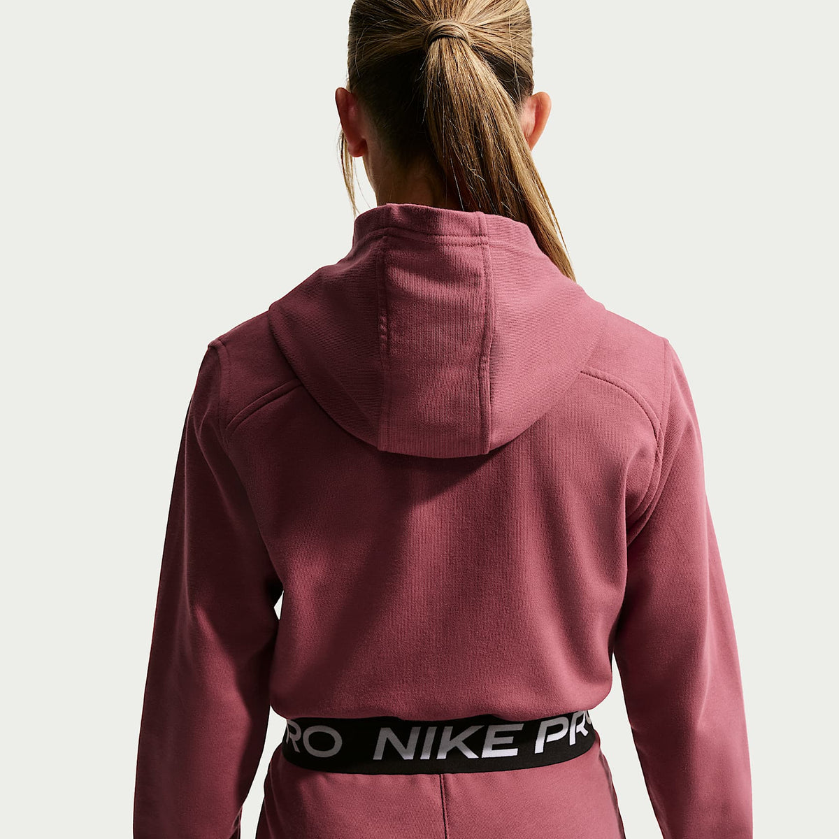 Sudadera con gorro Dri-FIT de cierre completo para niña talla grande Nike Pro Fleece – Rosa humo/Rosa humo/Negro/Blanco – vista 2