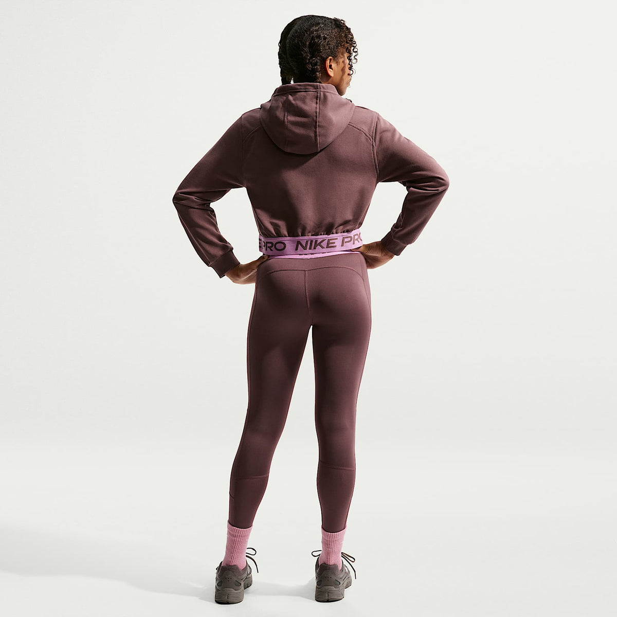 Sudadera con gorro Dri-FIT de cierre completo para niña talla grande Nike Pro Fleece – Tatuaje/Tatuaje/Magenta claro/Blanco – vista 5