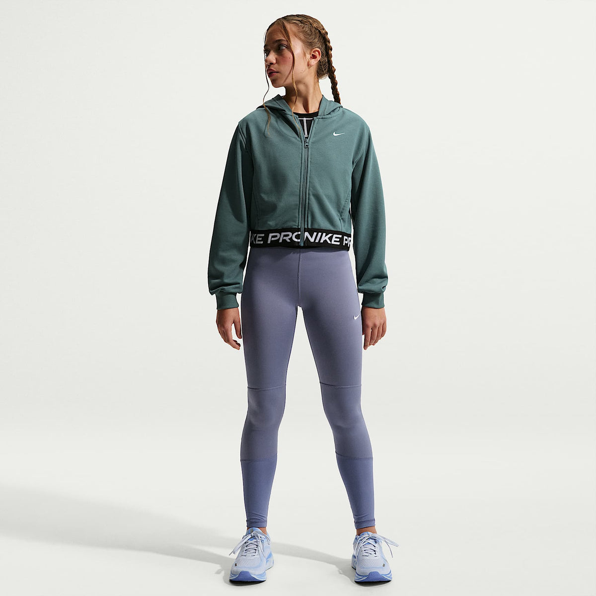 Sudadera con gorro Dri-FIT de cierre completo para niña talla grande Nike Pro Fleece – Pizarra mineral/Pizarra mineral/Negro/Blanco – vista 4