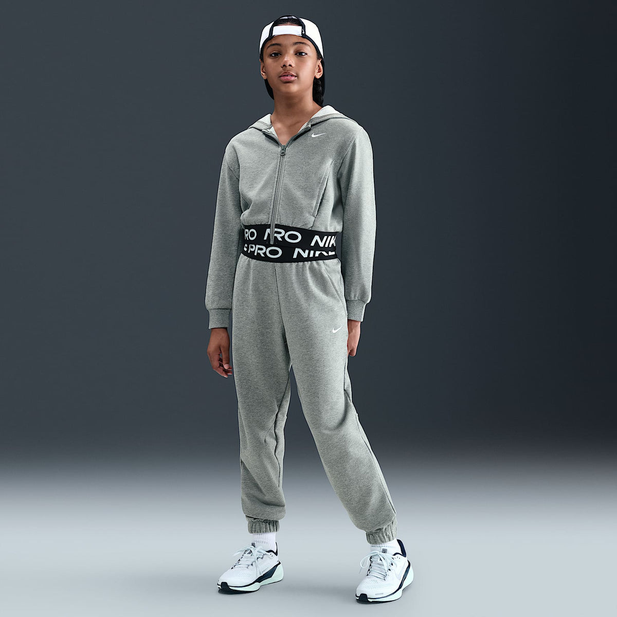 Sudadera con gorro Dri-FIT de cierre completo para niña talla grande Nike Pro Fleece – Carbono jaspeado/Gris acero oscuro/Negro/Blanco – vista 4