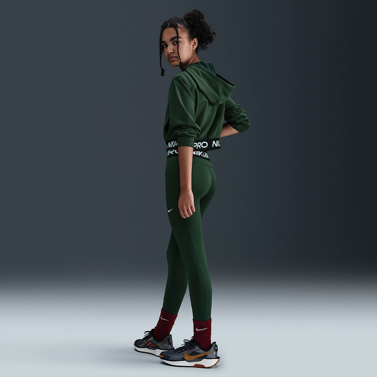 Sudadera con gorro Dri-FIT de cierre completo para niña talla grande Nike Pro Fleece – Abeto/Abeto/Negro/Blanco – vista 5