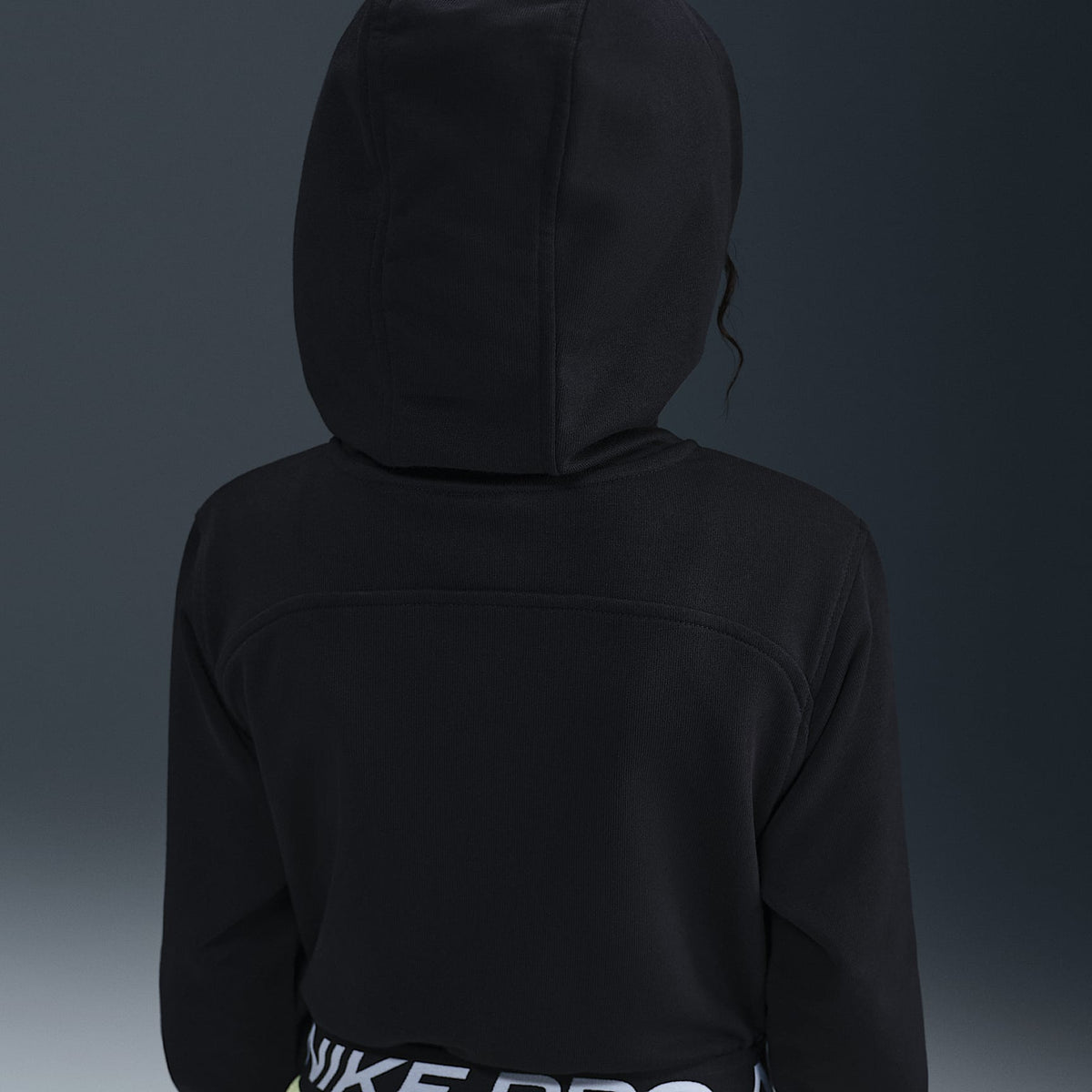 Sudadera con gorro Dri-FIT de cierre completo para niña talla grande Nike Pro Fleece – Negro/Negro/Negro/Blanco – vista 2