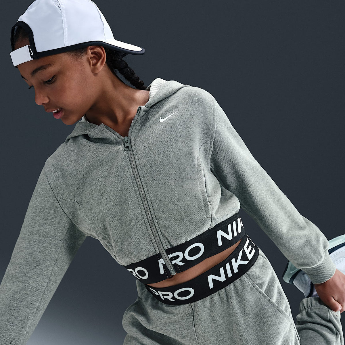 Sudadera con gorro Dri-FIT de cierre completo para niña talla grande Nike Pro Fleece – Carbono jaspeado/Gris acero oscuro/Negro/Blanco – vista 3