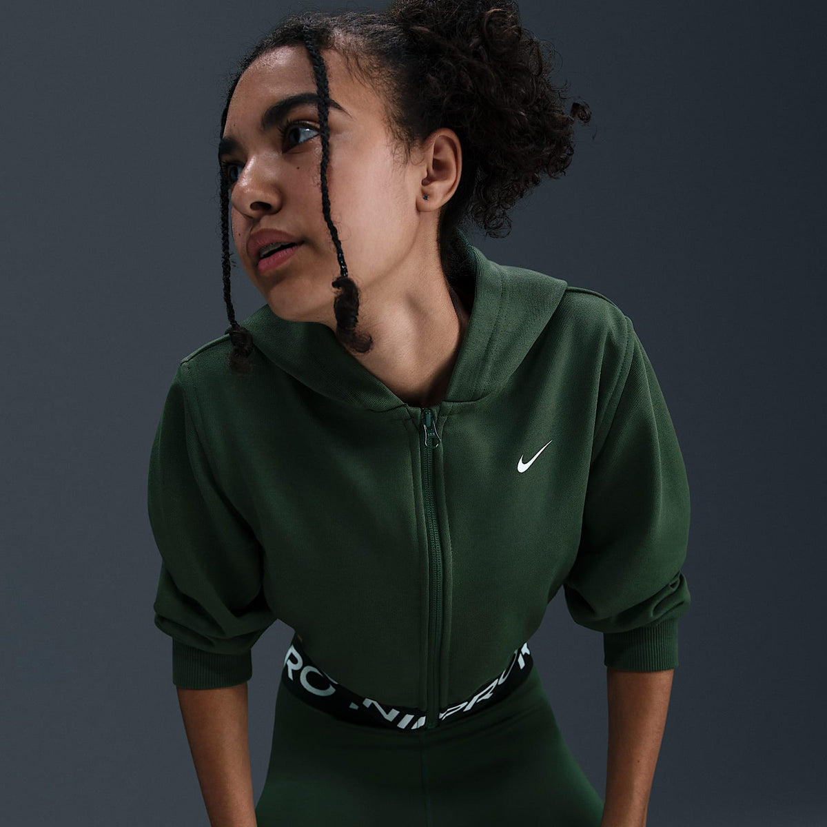 Sudadera con gorro Dri-FIT de cierre completo para niña talla grande Nike Pro Fleece – Abeto/Abeto/Negro/Blanco – vista 3