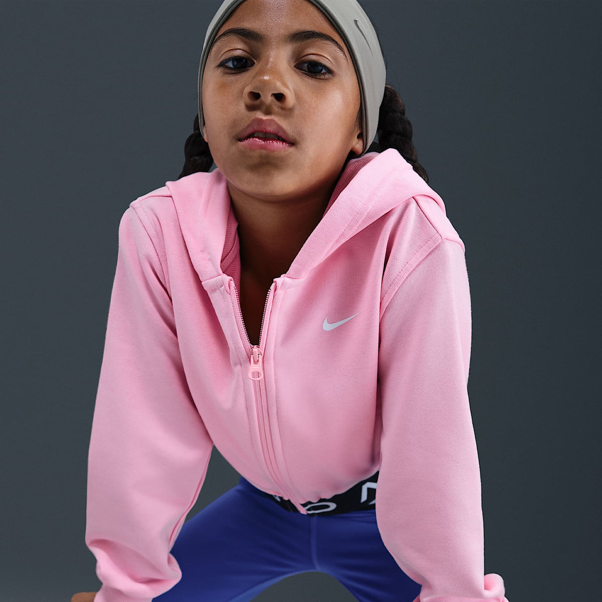 Sudadera con gorro Dri-FIT de cierre completo para niña talla grande Nike Pro Fleece – Rosa suave medio/Rosa suave medio/Negro/Blanco – vista 3