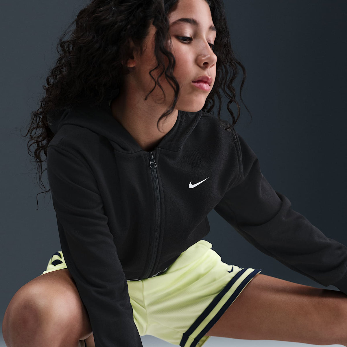 Sudadera con gorro Dri-FIT de cierre completo para niña talla grande Nike Pro Fleece – Negro/Negro/Negro/Blanco – vista 3