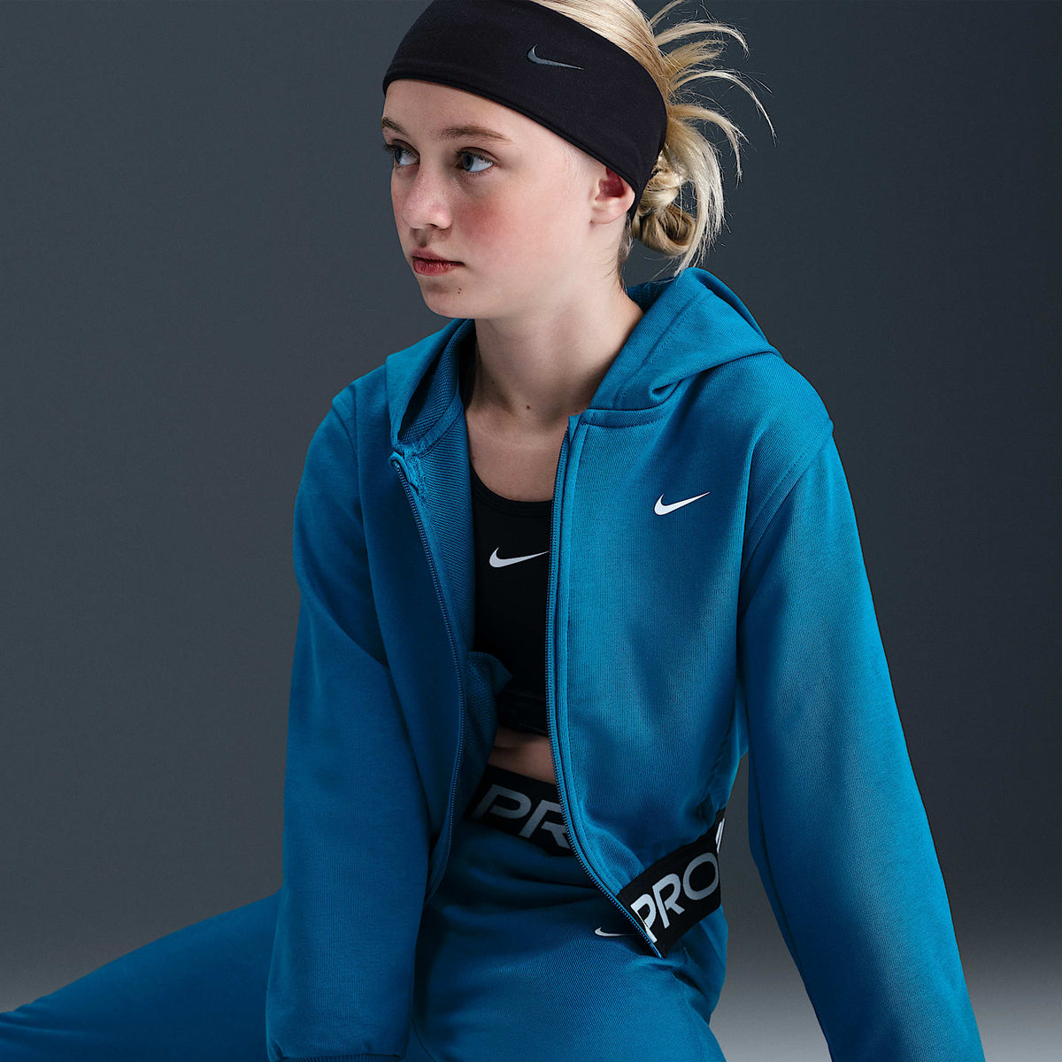 Sudadera con gorro Dri-FIT de cierre completo para niña talla grande Nike Pro Fleece – Verde abismo/Verde abismo/Negro/Blanco – vista 3