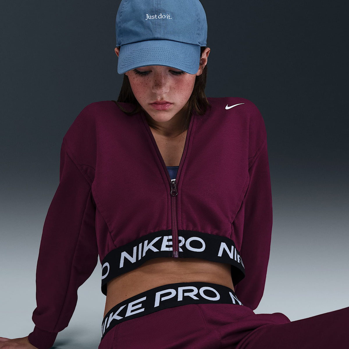 Sudadera con gorro Dri-FIT de cierre completo para niña talla grande Nike Pro Fleece – Burdeos/Burdeos/Negro/Blanco – vista 3