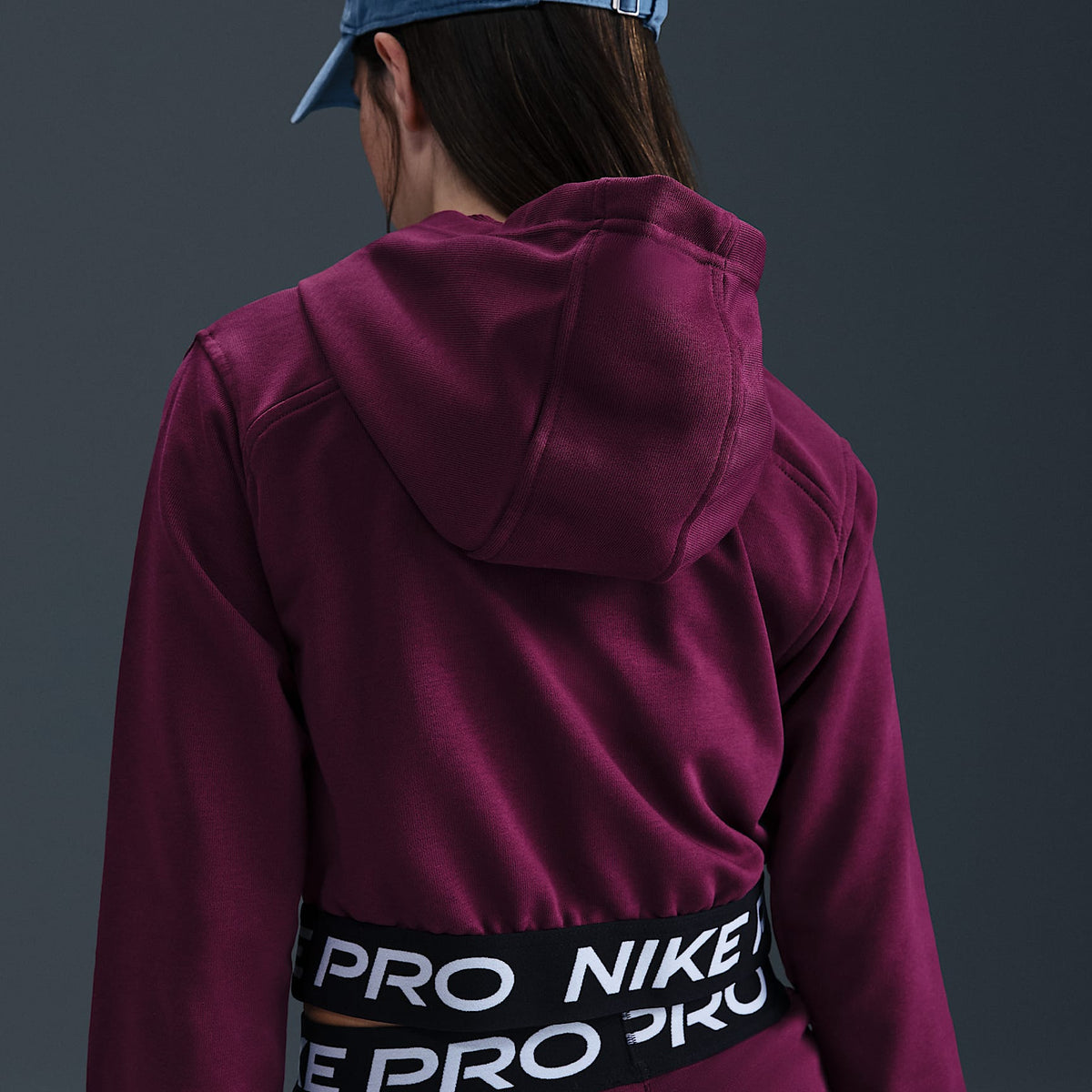 Sudadera con gorro Dri-FIT de cierre completo para niña talla grande Nike Pro Fleece – Burdeos/Burdeos/Negro/Blanco – vista 2