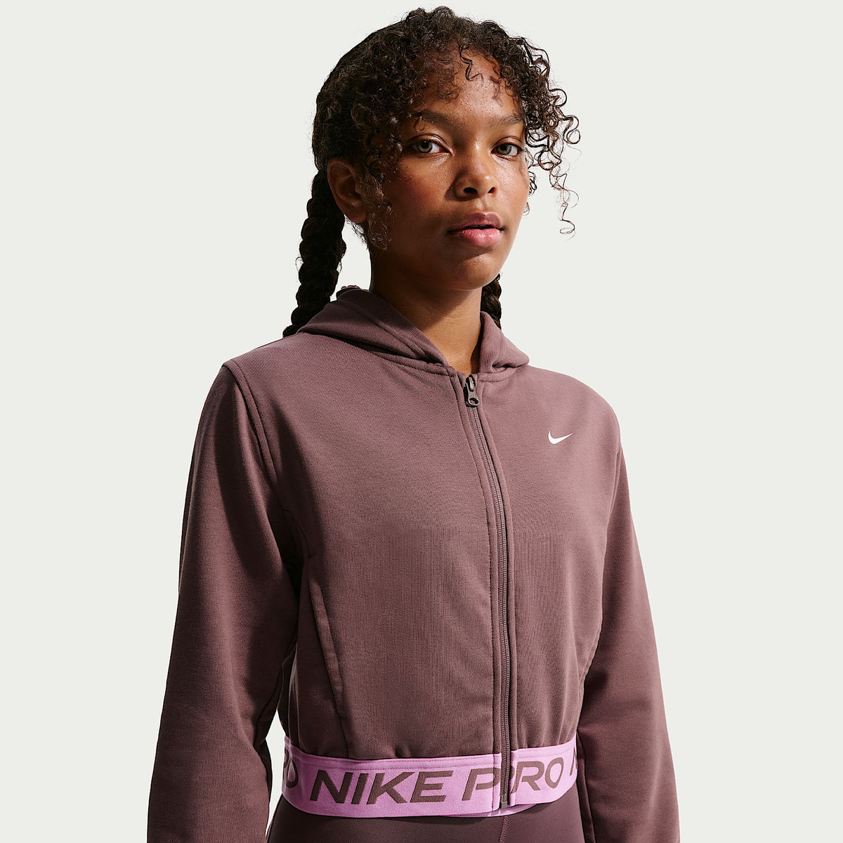 Sudadera con gorro Dri-FIT de cierre completo para niña talla grande Nike Pro Fleece – Tatuaje/Tatuaje/Magenta claro/Blanco – vista 1