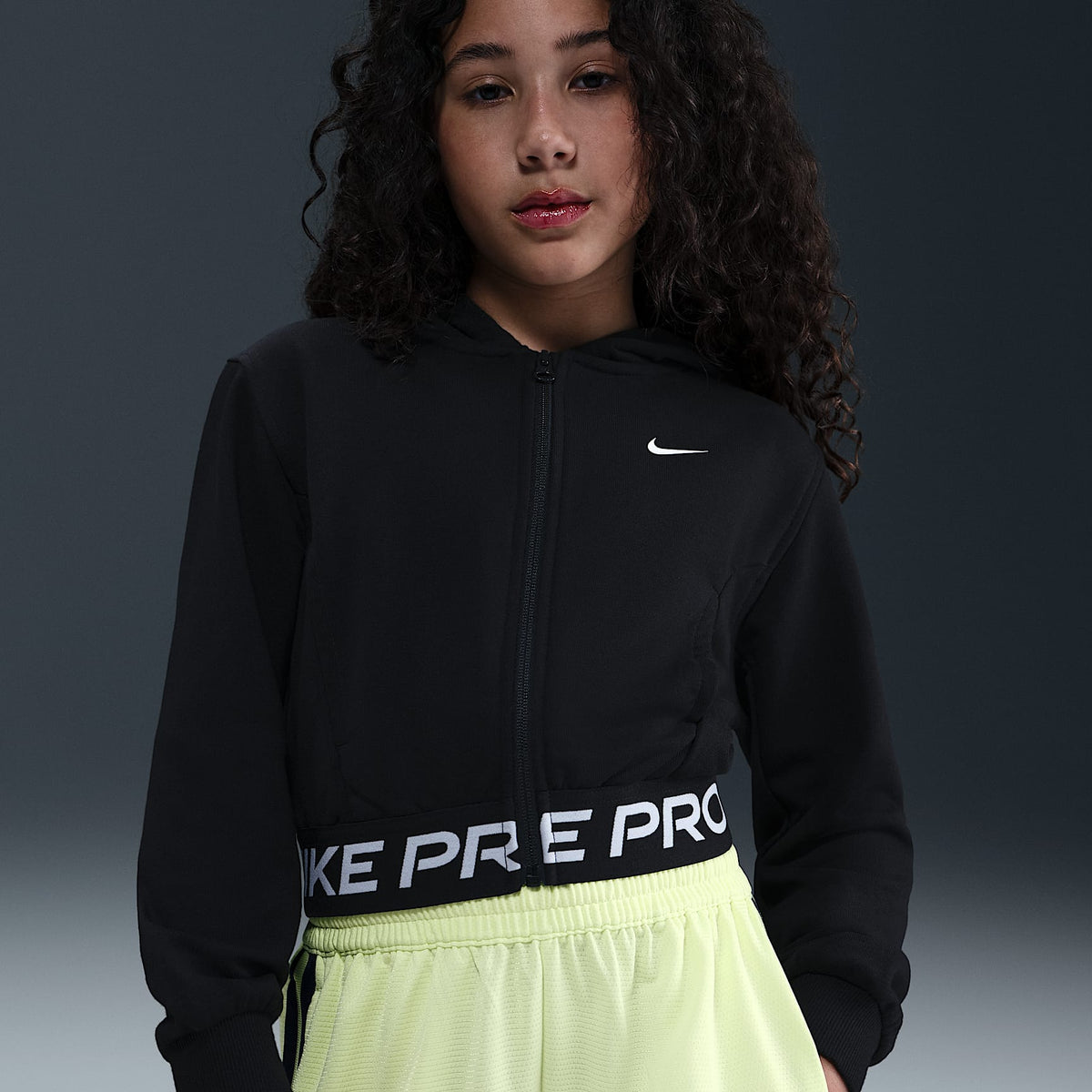 Sudadera con gorro Dri-FIT de cierre completo para niña talla grande Nike Pro Fleece – Negro/Negro/Negro/Blanco – vista 1