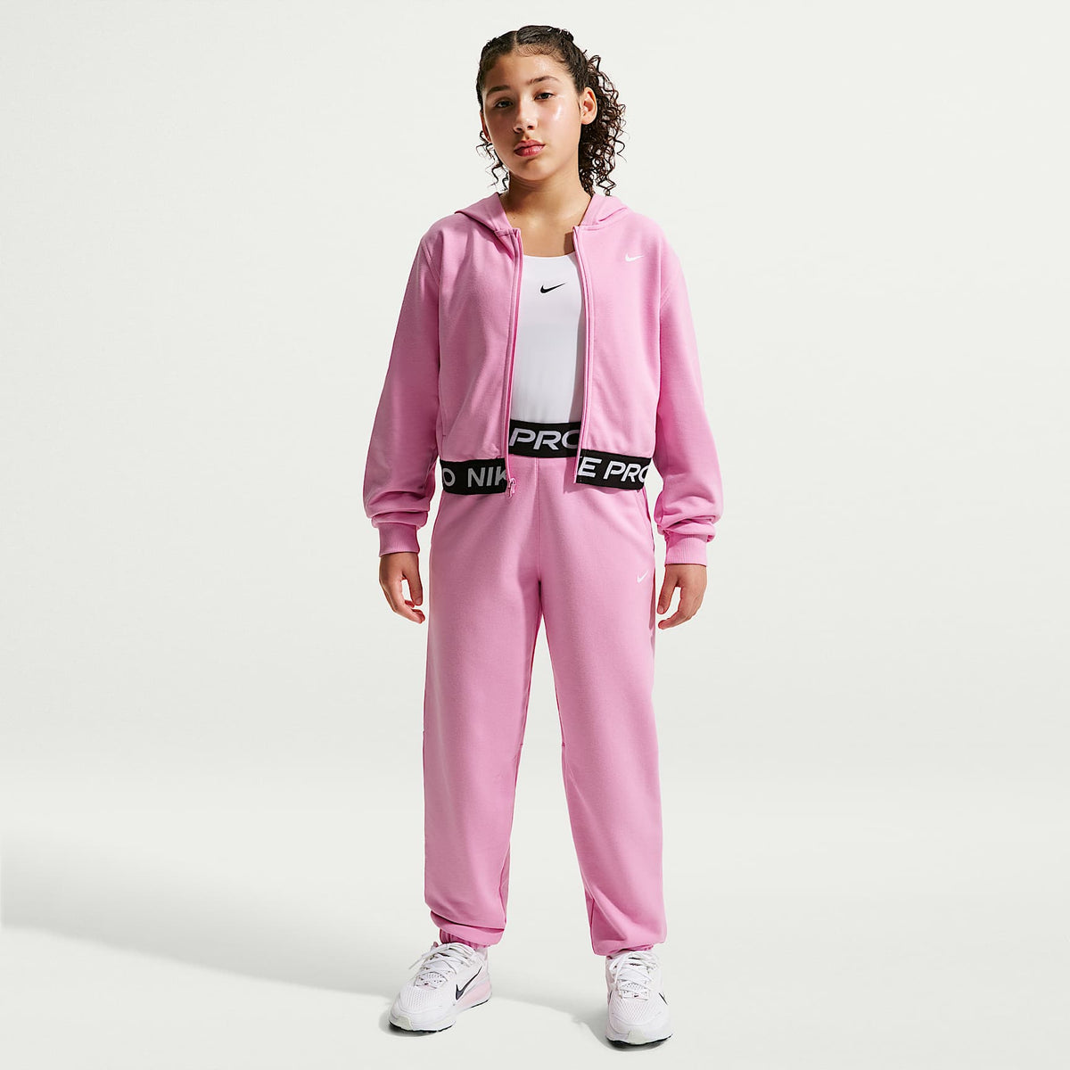 Sudadera con gorro Dri-FIT de cierre completo para niña talla grande Nike Pro Fleece – Rosa amanecer/Rosa amanecer/Negro/Blanco – vista 4