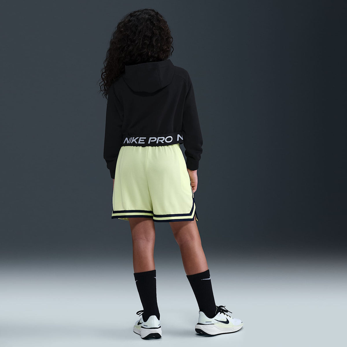 Sudadera con gorro Dri-FIT de cierre completo para niña talla grande Nike Pro Fleece – Negro/Negro/Negro/Blanco – vista 5
