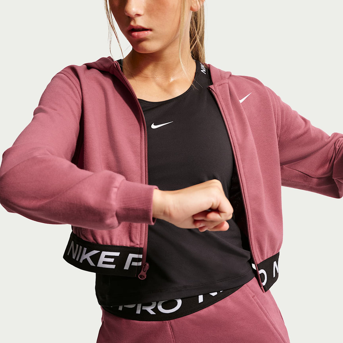 Sudadera con gorro Dri-FIT de cierre completo para niña talla grande Nike Pro Fleece – Rosa humo/Rosa humo/Negro/Blanco – vista 3
