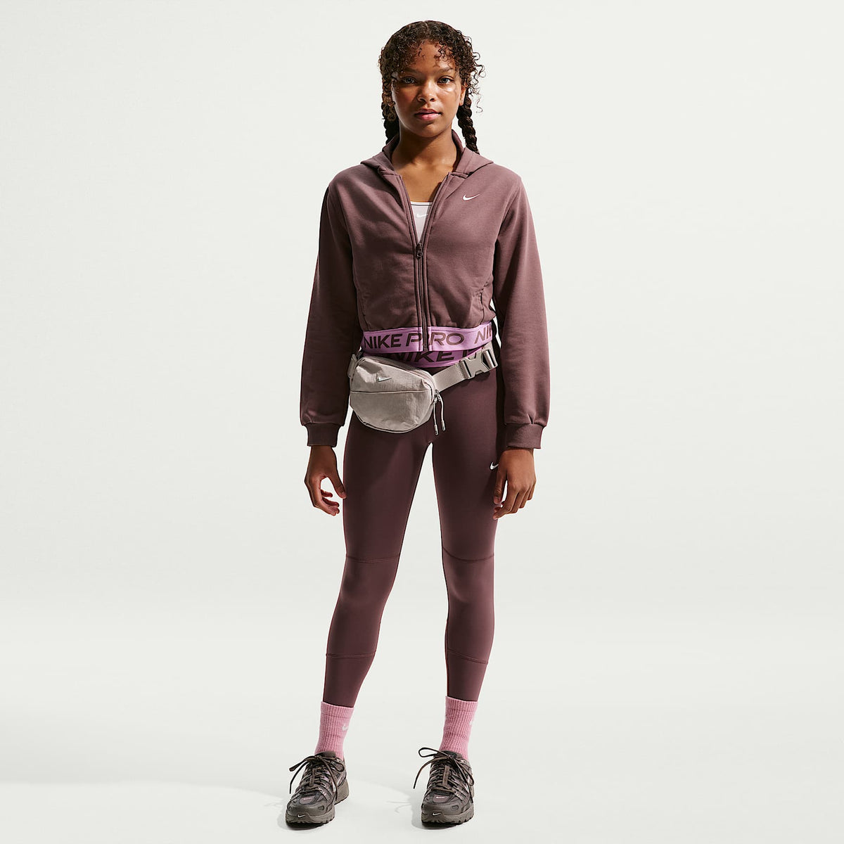 Sudadera con gorro Dri-FIT de cierre completo para niña talla grande Nike Pro Fleece – Tatuaje/Tatuaje/Magenta claro/Blanco – vista 4